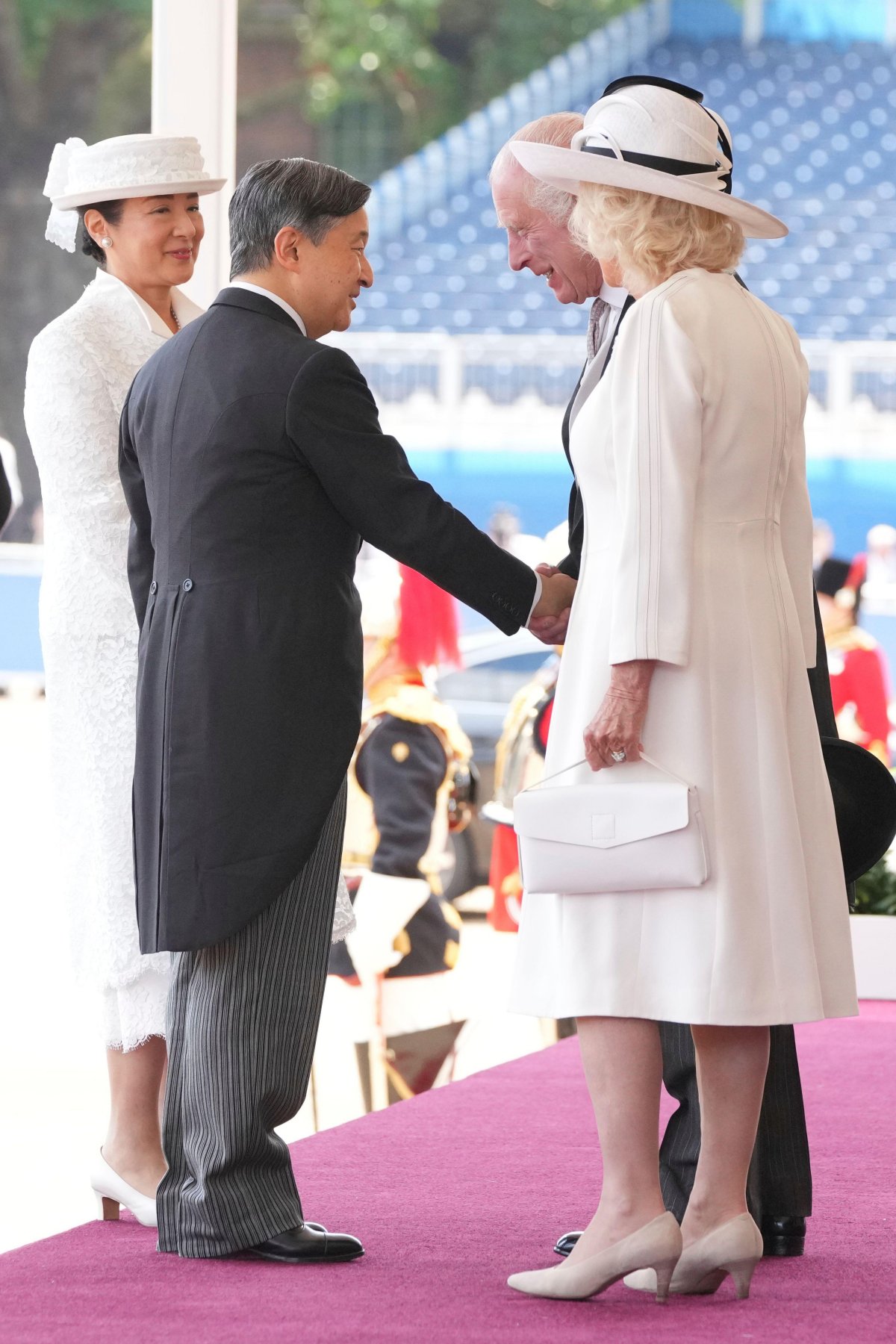 Il Re e la Regina del Regno Unito accolgono l'Imperatore e l'Imperatrice del Giappone durante una cerimonia ufficiale al Horse Guards Parade a Londra all'inizio della visita di stato giapponese in Gran Bretagna il 25 giugno 2024 (Kin Cheung/PA Images/Alamy)