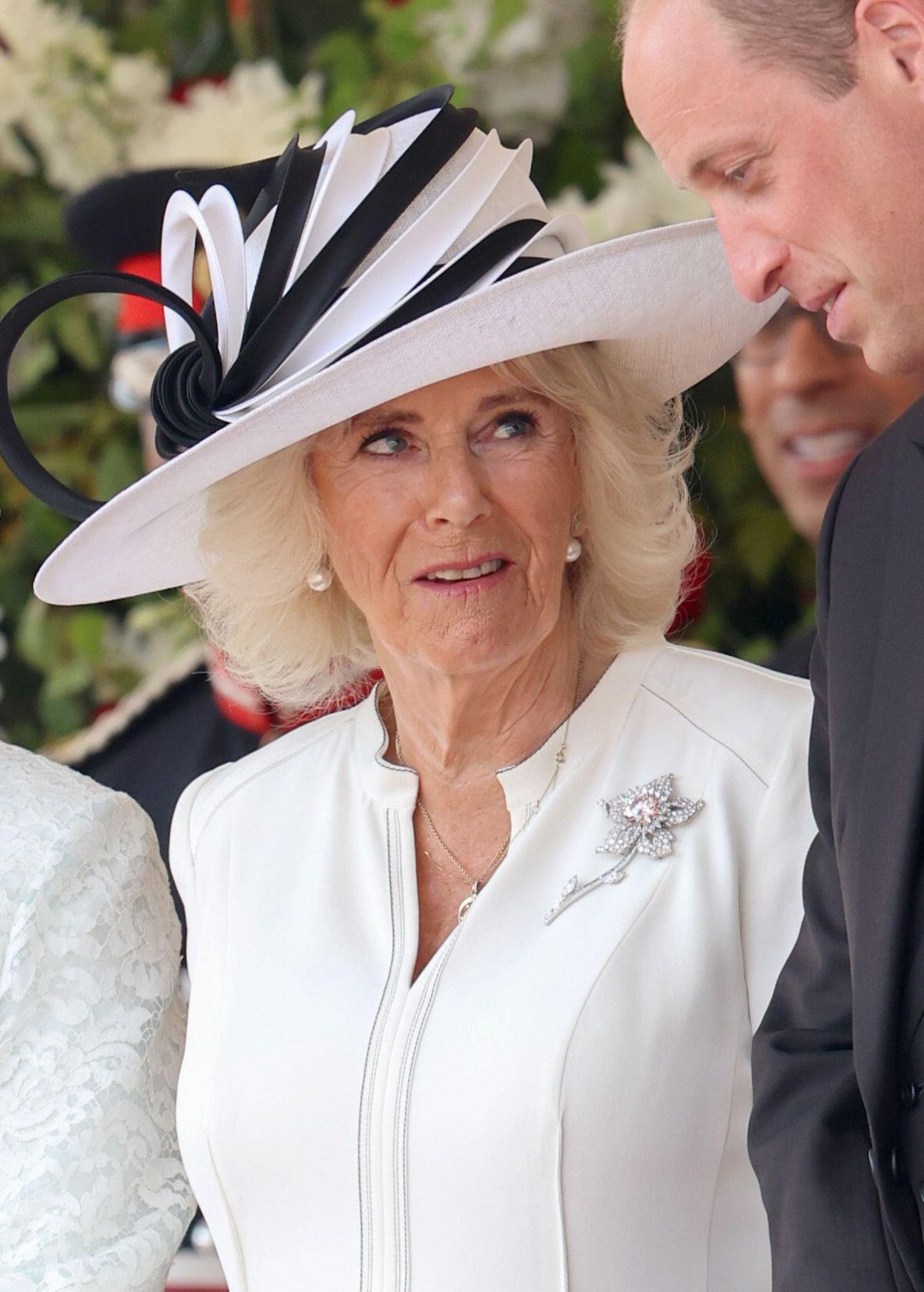 La Regina Camilla, con il Principe di Galles, è ritratta durante una cerimonia ufficiale di benvenuto al Horse Guards Parade a Londra all'inizio della visita di stato giapponese in Gran Bretagna il 25 giugno 2024 (Chris Jackson/PA Images/Alamy)