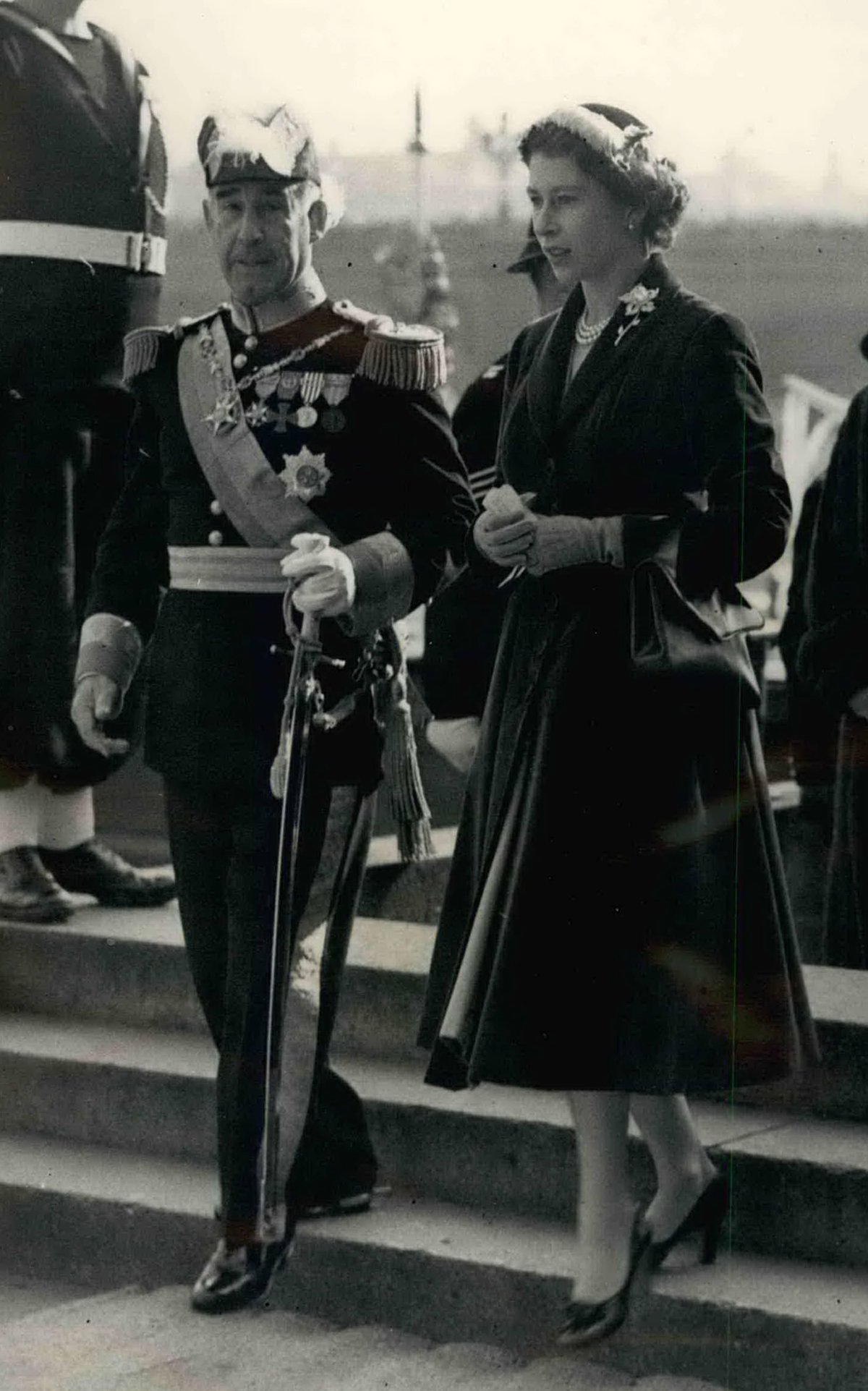 La Regina Elisabetta II accoglie il Presidente Francisco Craveiro Lopes del Portogallo a Londra, ottobre 1955 (Keystone Press/Alamy)