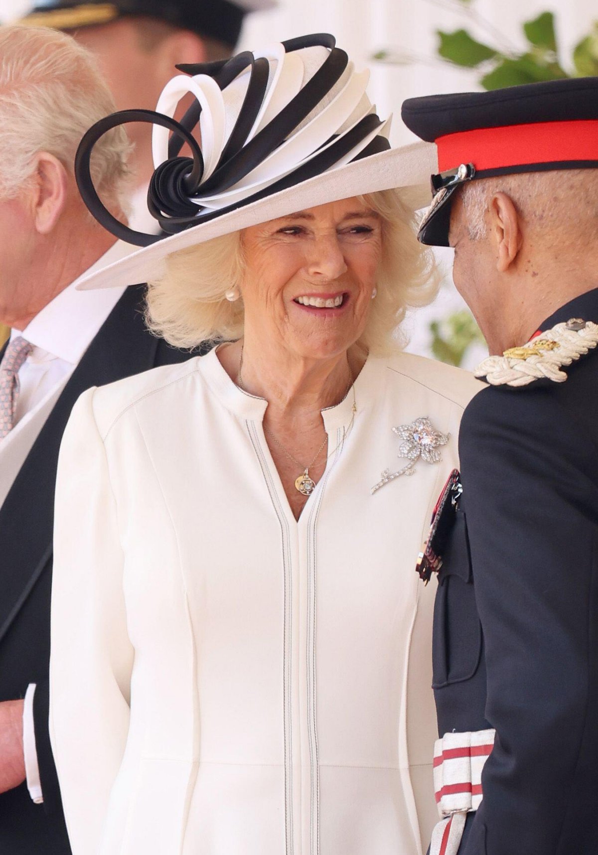 La Regina Camilla è ritratta durante una cerimonia ufficiale di benvenuto al Horse Guards Parade a Londra all'inizio della visita di stato giapponese in Gran Bretagna il 25 giugno 2024 (Chris Jackson/PA Images/Alamy)