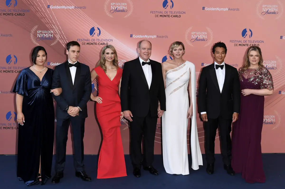 Il Principe e la Principessa di Monaco, con Marie e Louis Ducruet, l'attrice Fiona Gubelmann, l'attore Will Yun Lee e Camilla Gottlieb, partecipano ai Golden Nymph Awards al 63° Festival Internazionale della Televisione di Monte-Carlo il 18 giugno 2024 (Agenzia Foto Indipendente/Alamy)