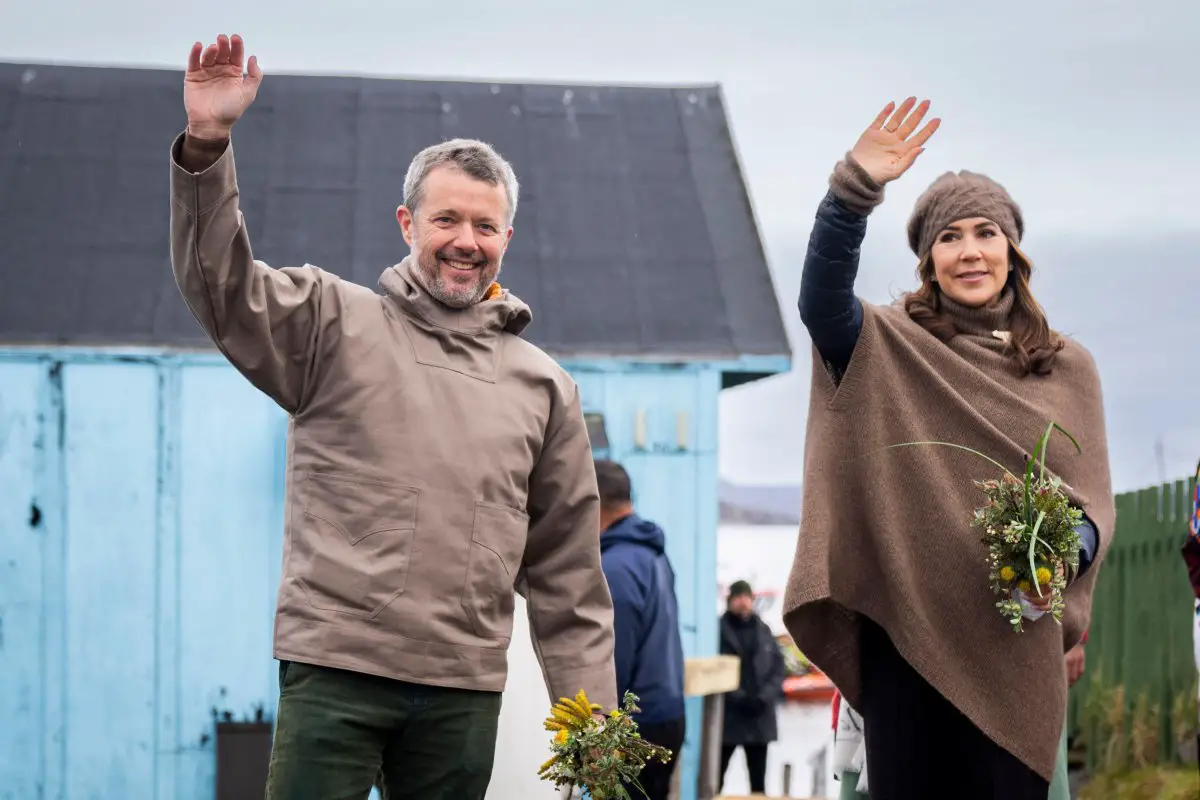 Il Re e la Regina di Danimarca visitano il villaggio di Attu in Groenlandia il 1 luglio 2024 (Ritzau/Alamy)