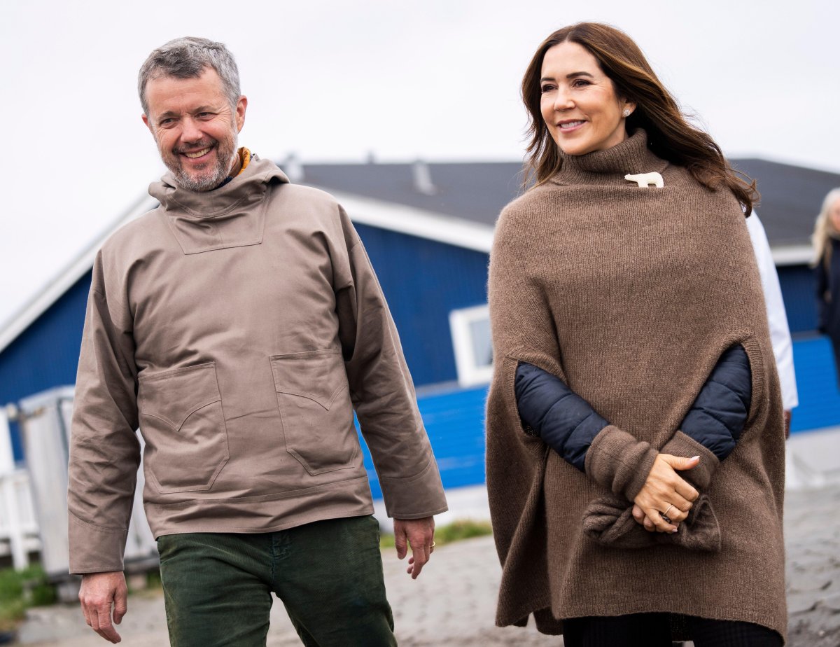 Il Re e la Regina di Danimarca visitano il villaggio di Attu in Groenlandia il 1 luglio 2024 (Ritzau/Alamy)