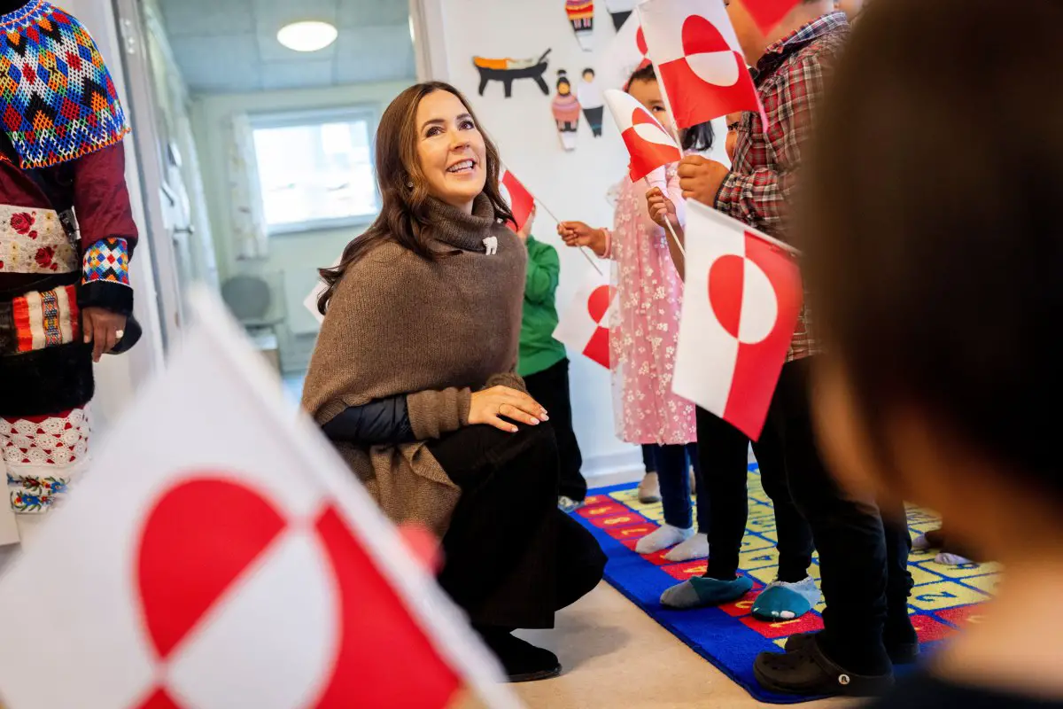 La Regina di Danimarca visita il villaggio di Attu in Groenlandia il 1 luglio 2024 (Ritzau/Alamy)