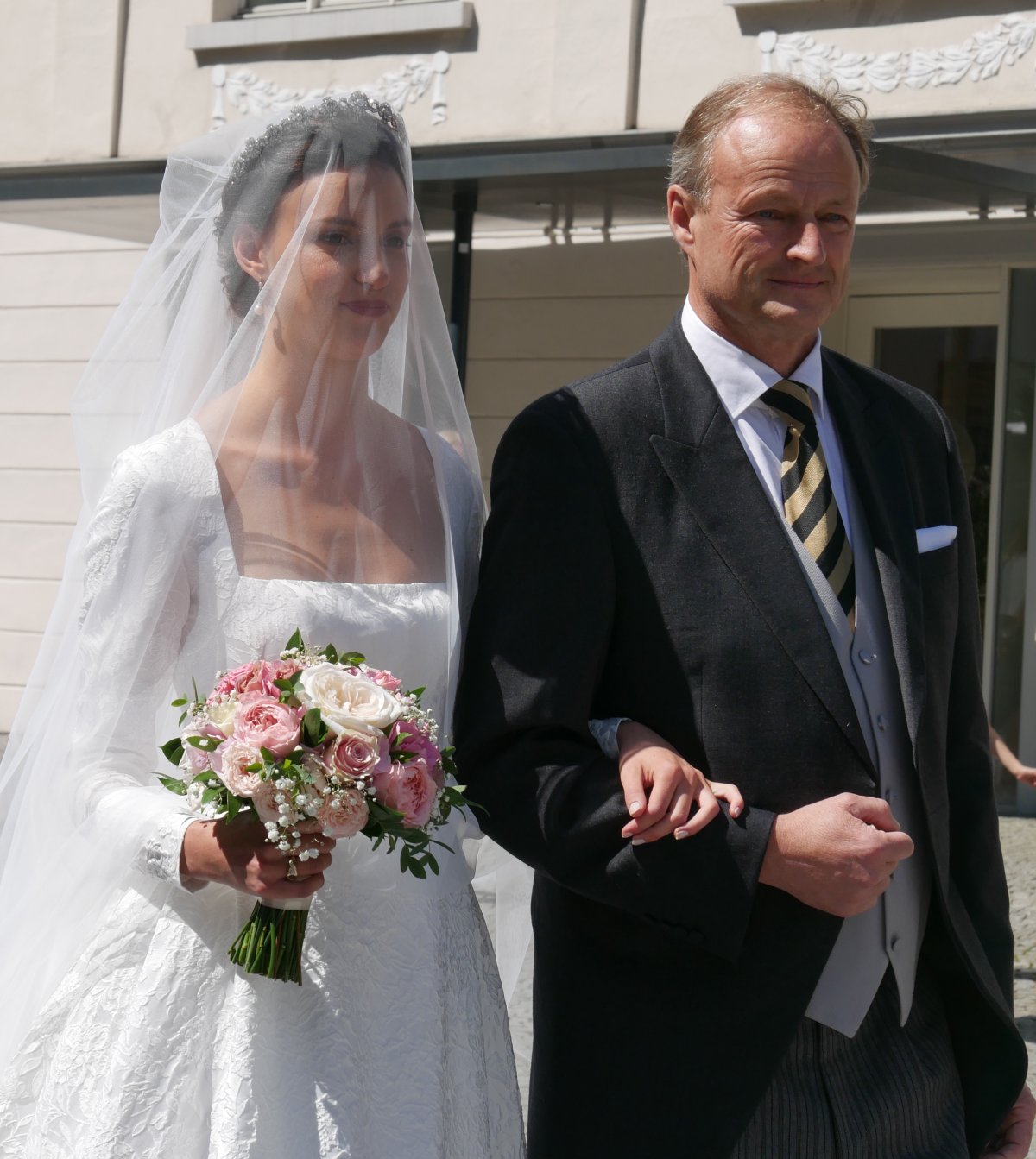 La Contessa Leonie von Waldburg-Zeil è ritratta con suo padre, il Conte Franz Clemens, nel giorno delle sue nozze a Hohenems, Austria, il 22 giugno 2024 (Fotografia © Stefan. Non riprodurre.)