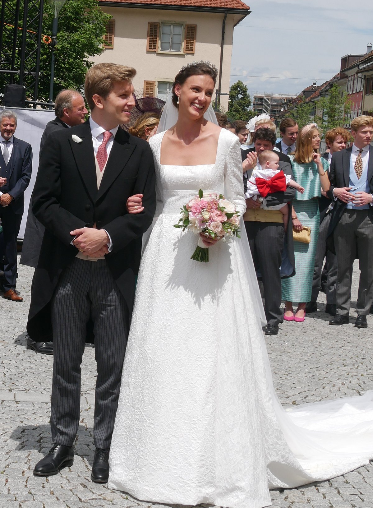 Il Conte Caspar von Matuschka e la Contessa Leonie von Waldburg-Zeil sono ritratti nel giorno delle loro nozze a Hohenems, Austria, il 22 giugno 2024 (Fotografia © Stefan. Non riprodurre.)