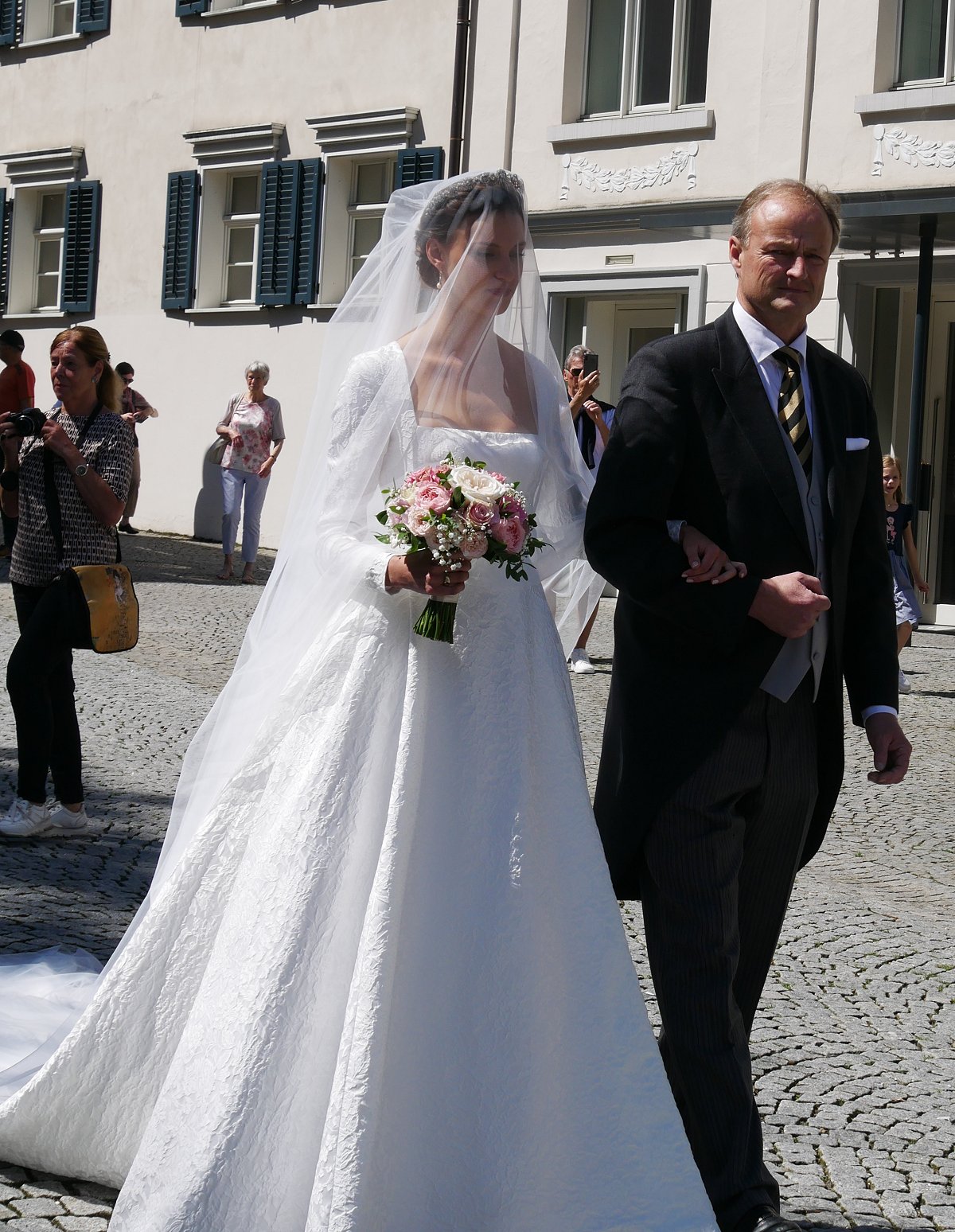 La Contessa Leonie von Waldburg-Zeil è ritratta con suo padre, il Conte Franz Clemens, nel giorno delle sue nozze a Hohenems, Austria, il 22 giugno 2024 (Fotografia © Stefan. Non riprodurre.)