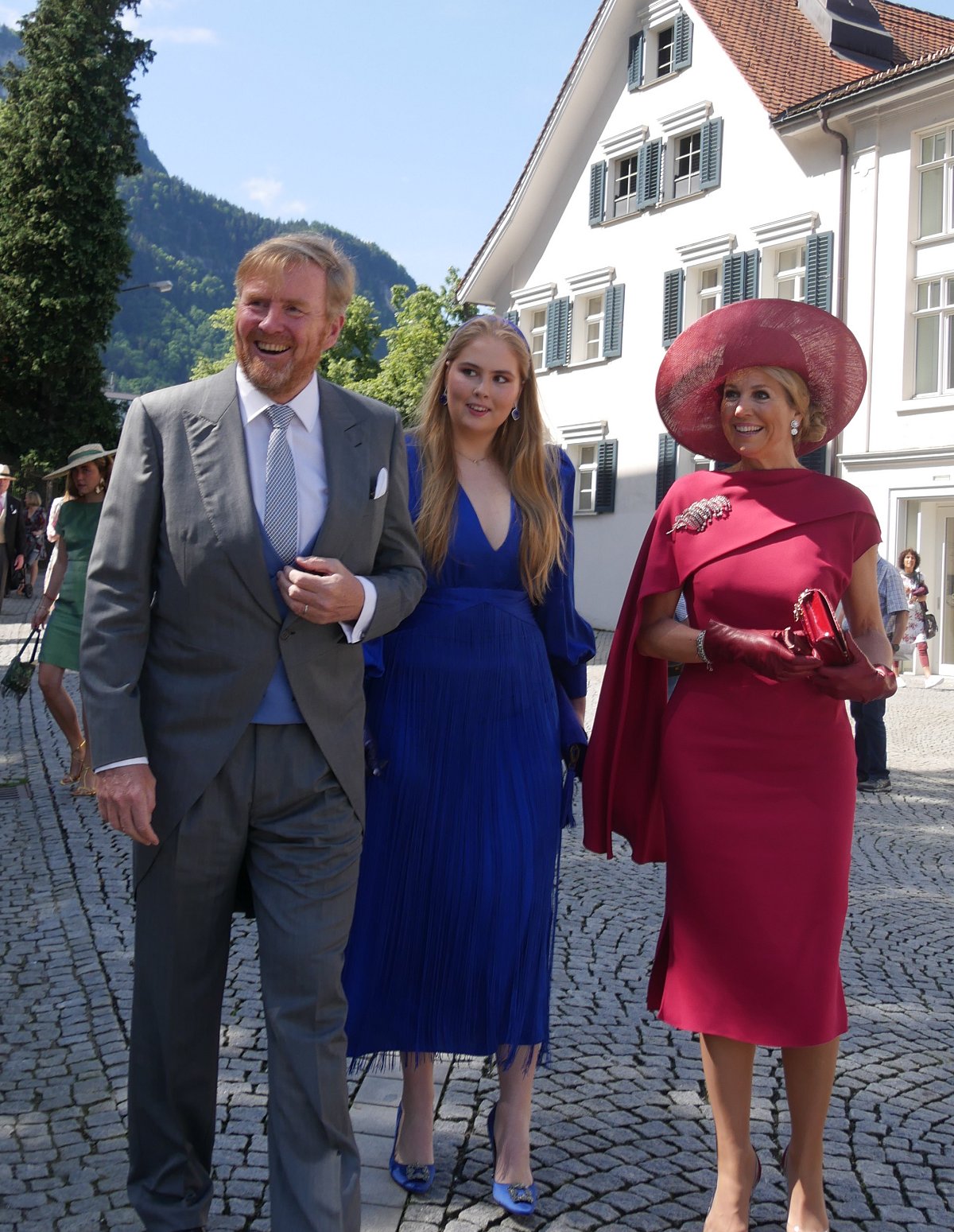 Il Re e la Regina dei Paesi Bassi, con la Principessa di Orange, partecipano al matrimonio del Conte Caspar von Matuschka e della Contessa Leonie von Waldburg-Zeil a Hohenems, Austria, il 22 giugno 2024 (Fotografia © Stefan. Non riprodurre.)