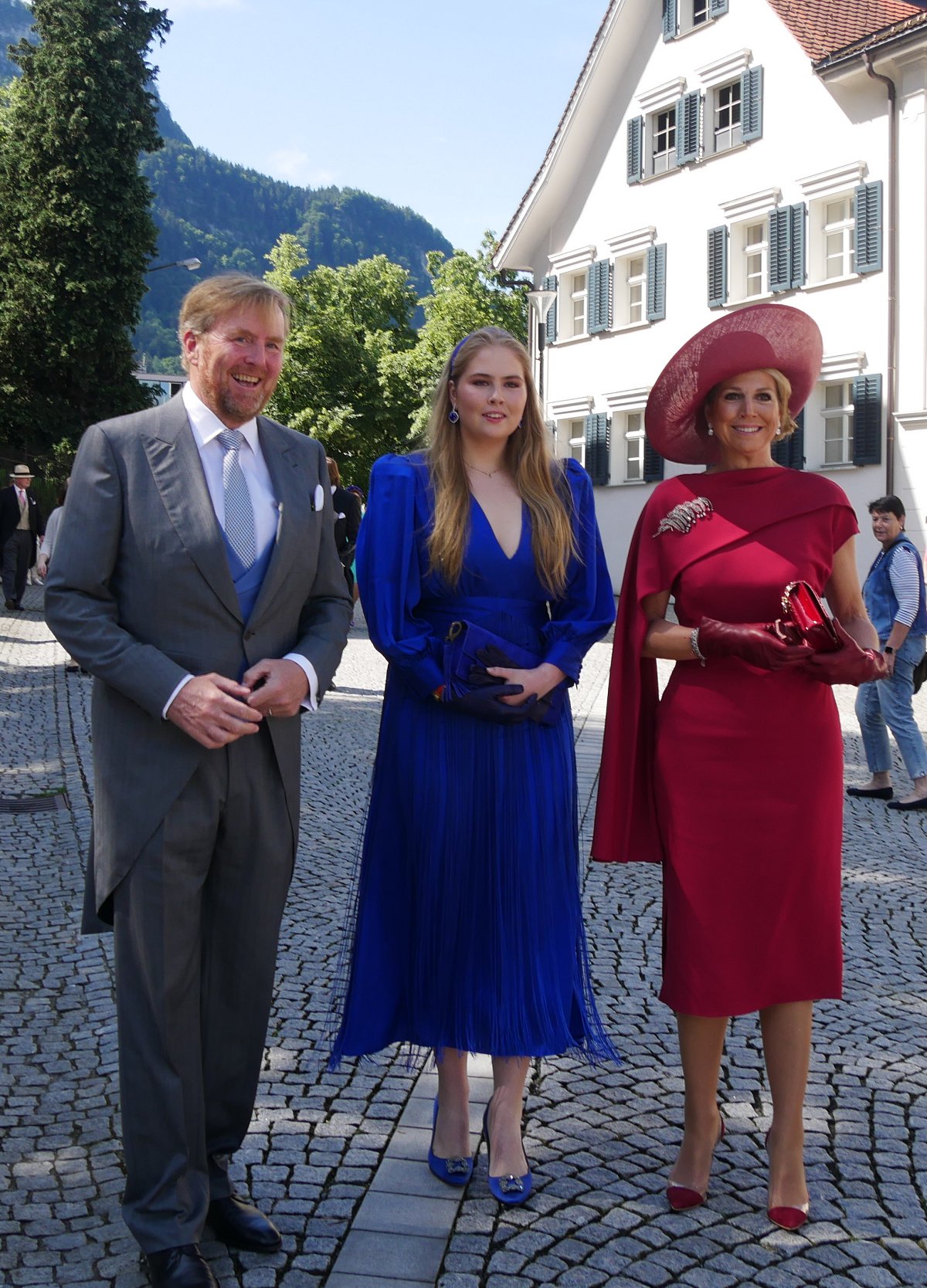 Il Re e la Regina dei Paesi Bassi, con la Principessa di Orange, partecipano al matrimonio del Conte Caspar von Matuschka e della Contessa Leonie von Waldburg-Zeil a Hohenems, Austria, il 22 giugno 2024 (Fotografia © Stefan. Non riprodurre.)