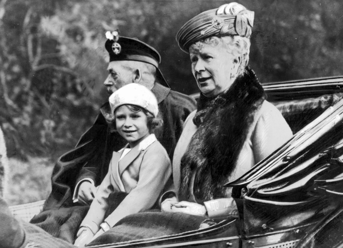 Re Giorgio V e Regina Maria, con la Principessa Elisabetta, tornano in carrozza al Castello di Balmoral dopo aver partecipato a una cerimonia a Crathie Kirk, agosto 1935 (Sueddeutsche Zeitung Photo/Alamy)