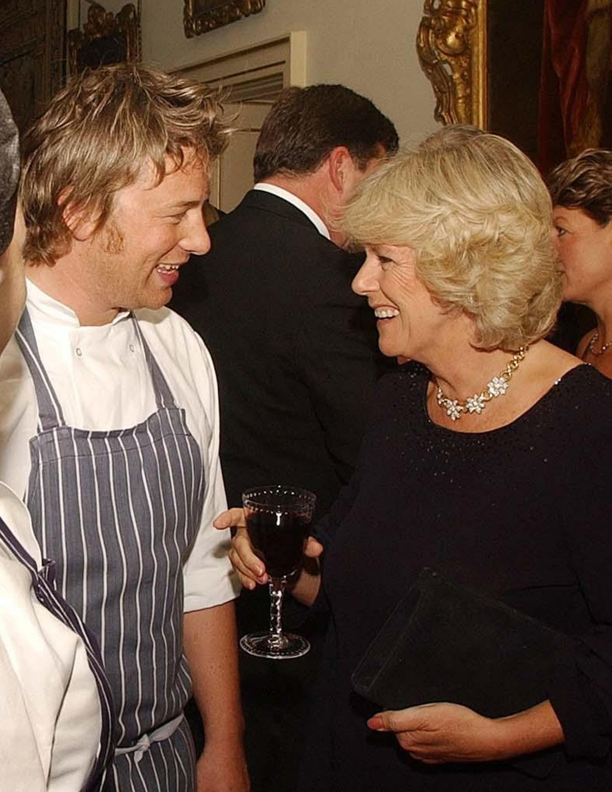 Camilla Parker Bowles, con il chef Jamie Oliver, partecipa a una cena a Clarence House a Londra per celebrare le innovazioni nel cibo e nell'agricoltura biologici il 24 settembre 2003 (John Stillwell/PA Images/Alamy)