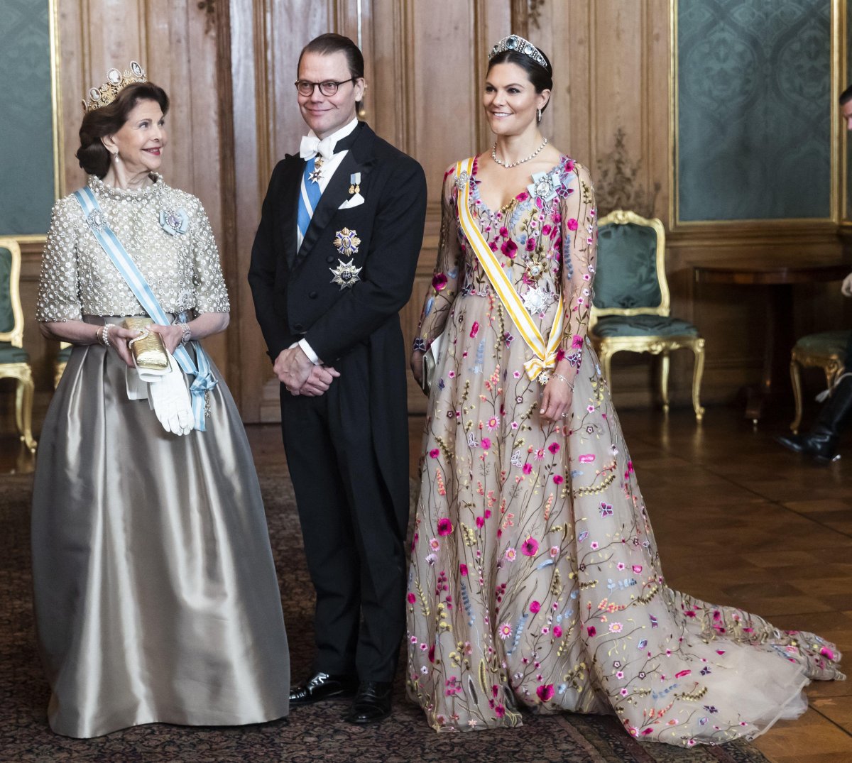 La regina di Svezia, accompagnata dal principe Daniel e dalla Principessa Victoria, partecipa a un banchetto di stato al Palazzo Reale di Stoccolma il 24 novembre 2021 (Robert Eklund/Stella Pictures/Abaca Press/Alamy)