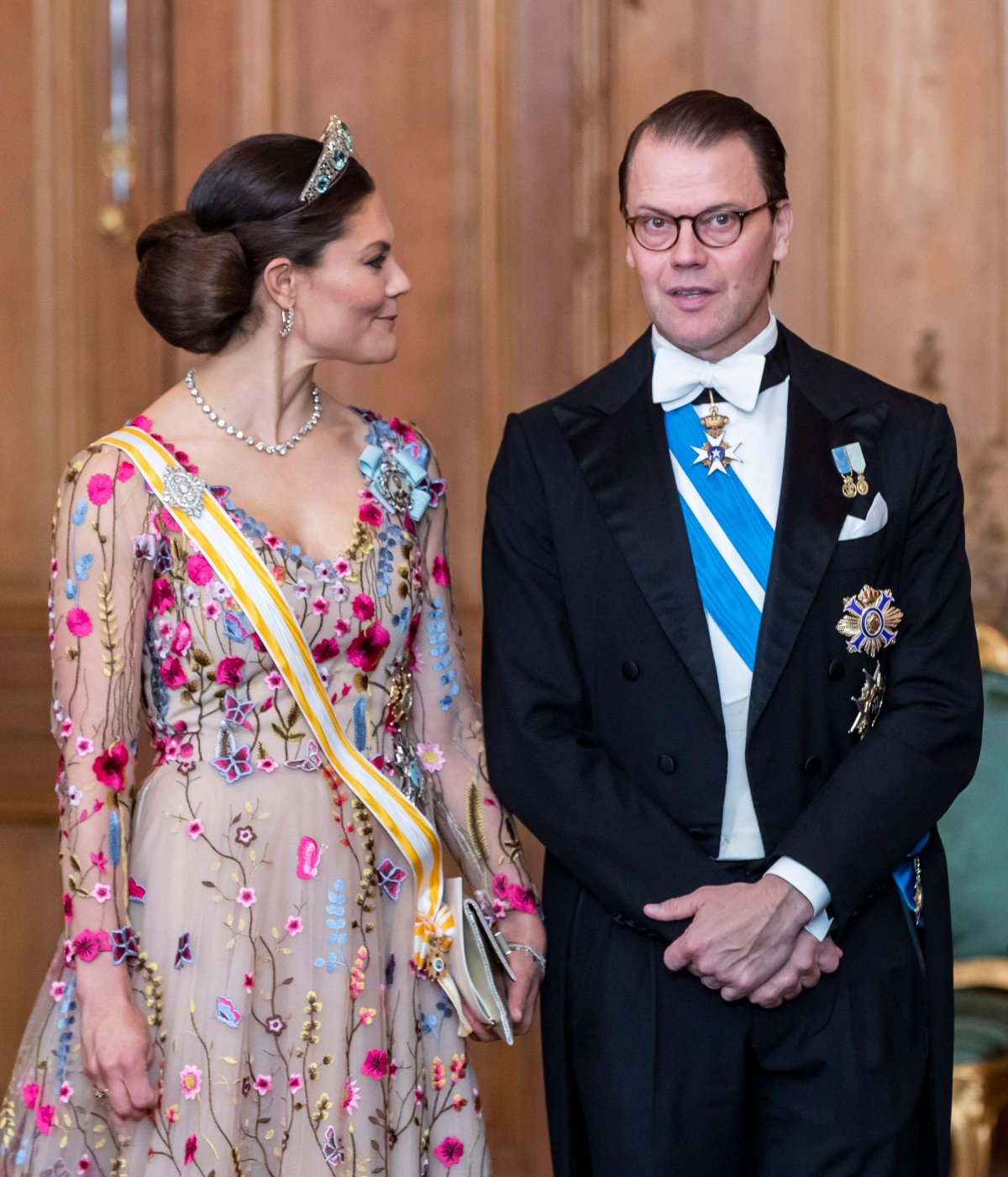 La Principessa Victoria di Svezia, con il principe Daniel, partecipa a un banchetto di stato in onore del re e della regina di Spagna al Palazzo Reale di Stoccolma il 24 novembre 2021 (Robert Eklund/Stella Pictures/Abaca Press/Alamy)