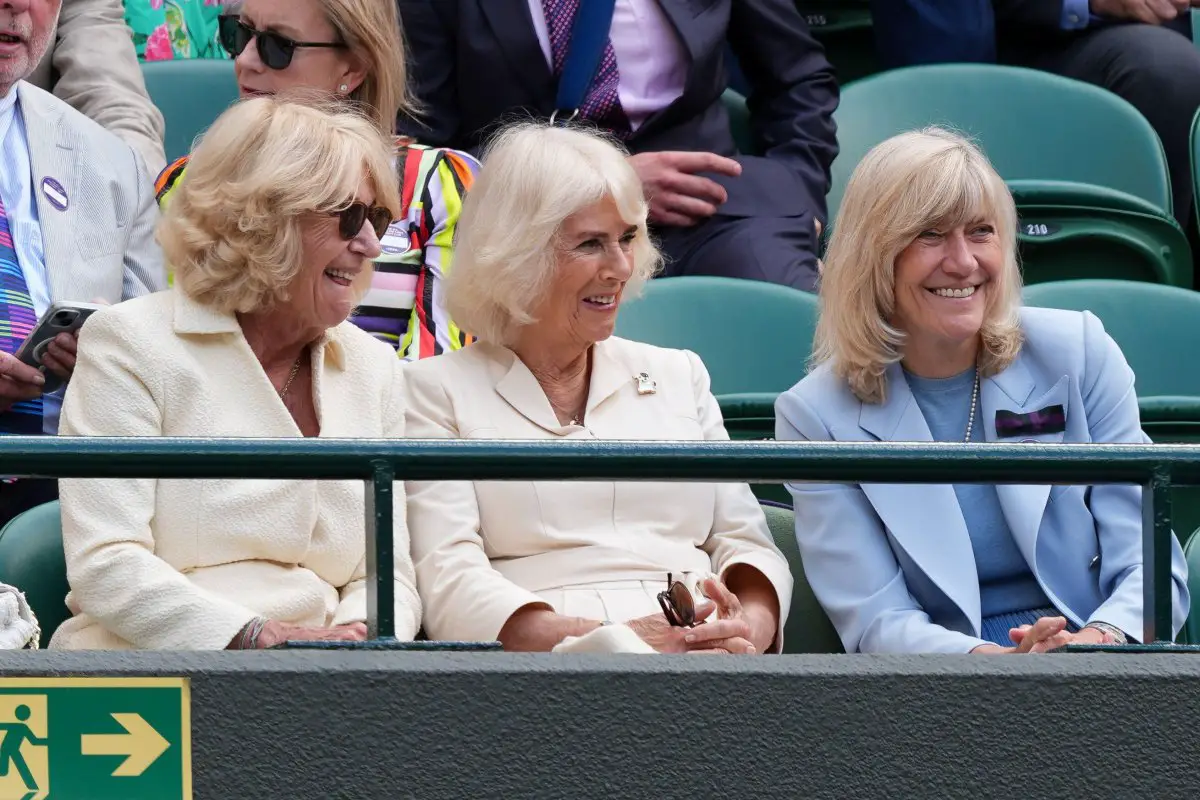 Annabel Elliot, Regina Camilla e Debbie Jevans osservano dalla tribuna del Campo Uno durante il decimo giorno del torneo di Wimbledon all'All England Lawn Tennis and Croquet Club il 10 luglio 2024 (Jordan Pettitt/PA Images/Alamy)