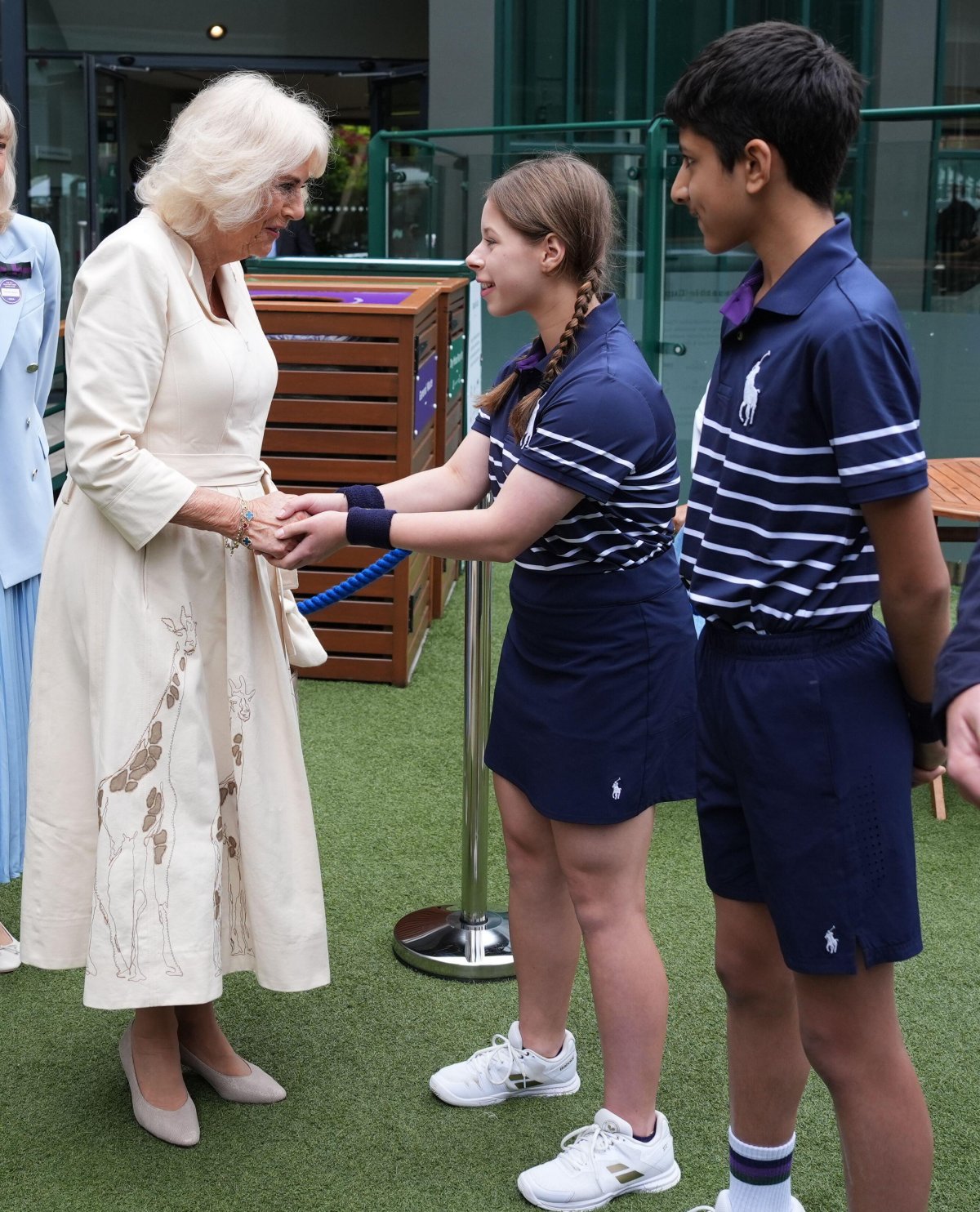 La Regina Camilla incontra Natalia della Burntwood School di Wandsworth e Yug della Harris Academy Wimbledon all'All England Lawn Tennis and Croquet Club il 10 luglio 2024 (Jordan Pettitt/PA Images/Alamy)