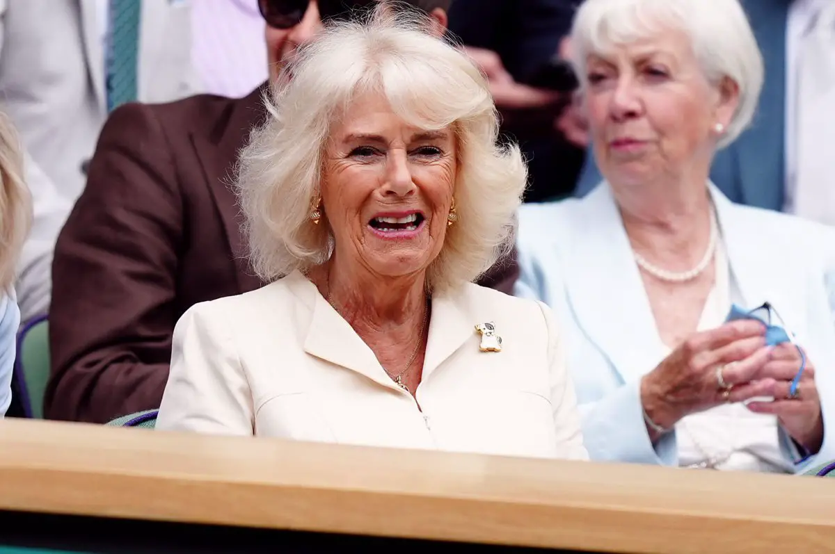 La Regina Camilla osserva dalla Royal Box durante il decimo giorno del torneo di Wimbledon all'All England Lawn Tennis and Croquet Club il 10 luglio 2024 (Mike Egerton/PA Images/Alamy)