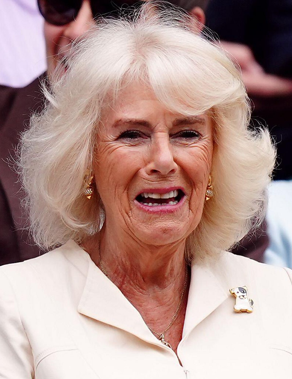 La Regina Camilla osserva dalla Royal Box durante il decimo giorno del torneo di Wimbledon all'All England Lawn Tennis and Croquet Club il 10 luglio 2024 (Mike Egerton/PA Images/Alamy)