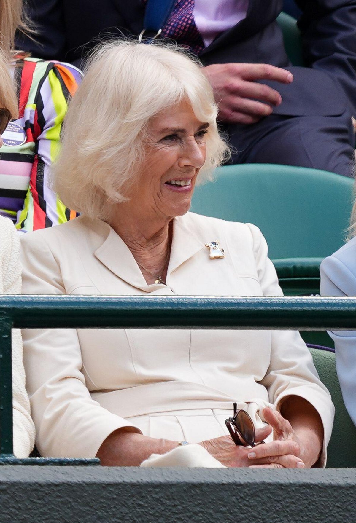 La Regina Camilla osserva dalla tribuna del Campo Uno durante il decimo giorno del torneo di Wimbledon all'All England Lawn Tennis and Croquet Club il 10 luglio 2024 (Jordan Pettitt/PA Images/Alamy)