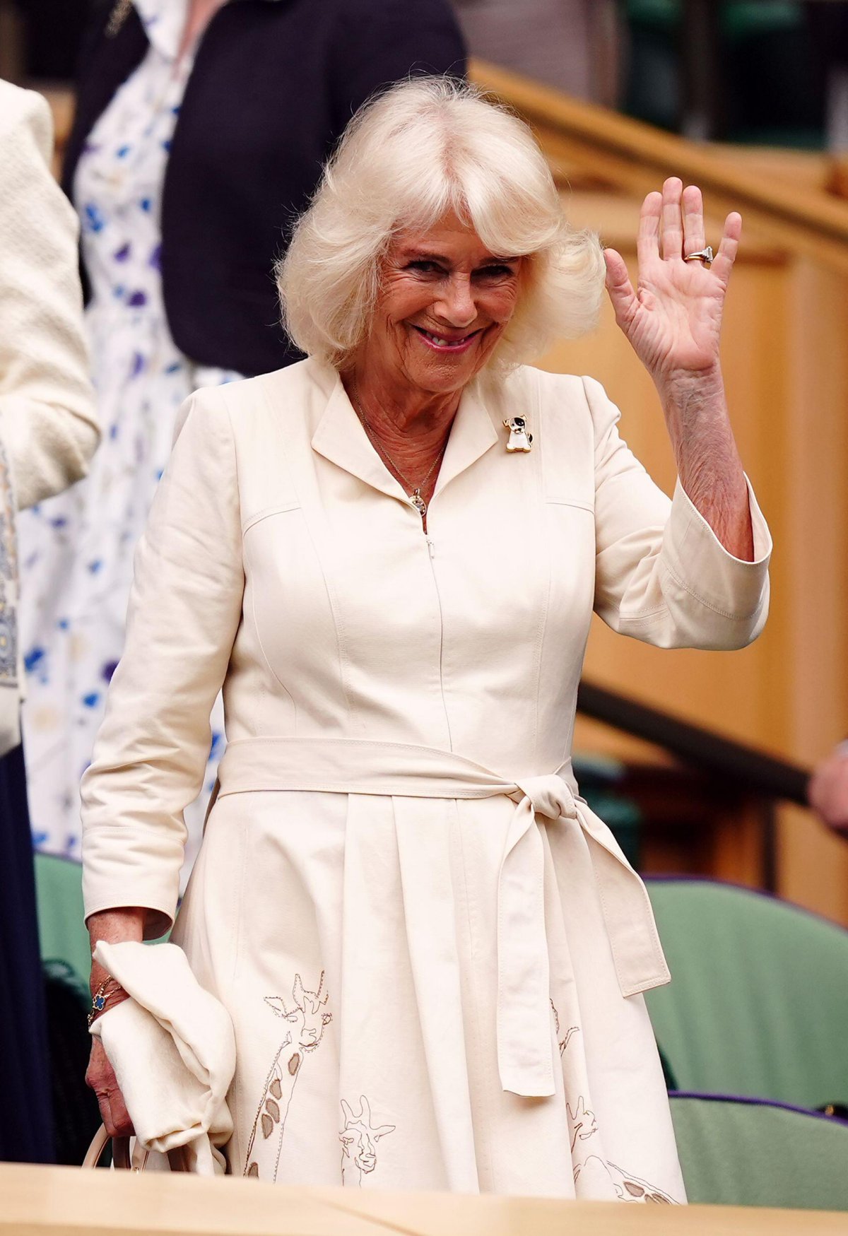 La Regina Camilla osserva dalla Royal Box durante il decimo giorno del torneo di Wimbledon all'All England Lawn Tennis and Croquet Club il 10 luglio 2024 (Mike Egerton/PA Images/Alamy)