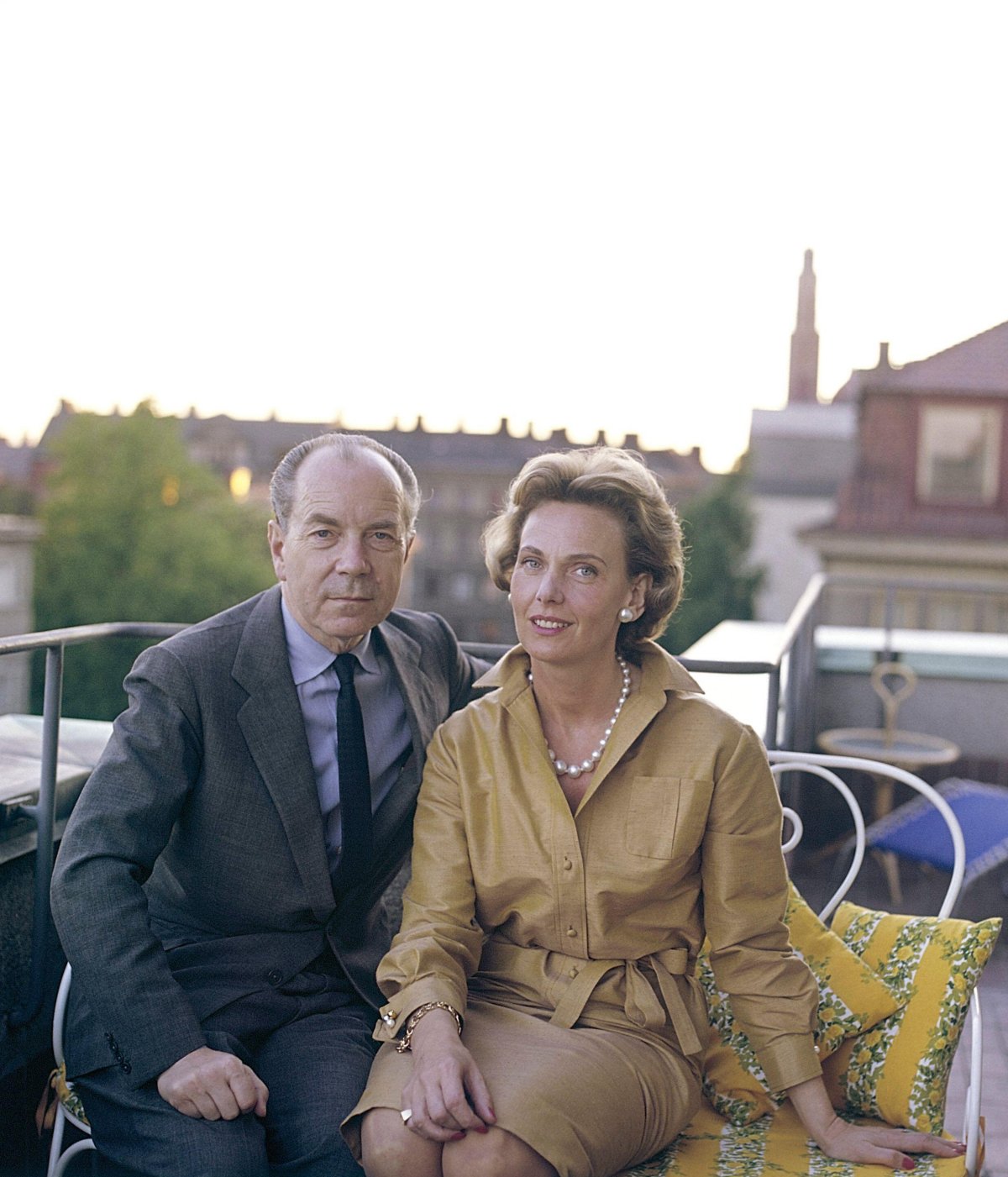 Sigvard e Marianne Bernadotte posano sul balcone del loro appartamento nel centro di Stoccolma, ca. 1961 (Classic Picture Library/Alamy)