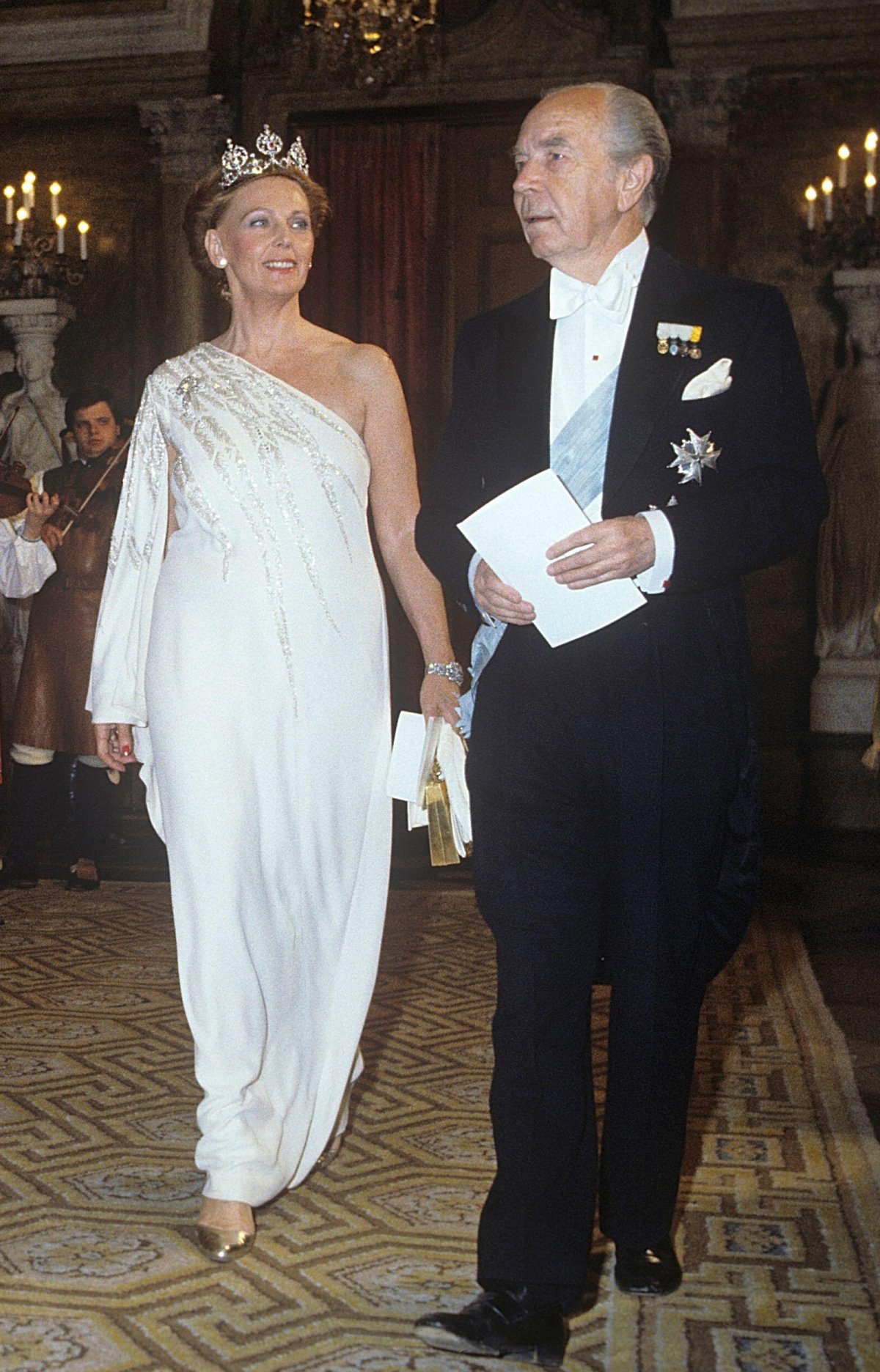 Sigvard e Marianne Bernadotte partecipano a una gala al Palazzo Reale di Stoccolma, 1980 (Classic Picture Library/Alamy)