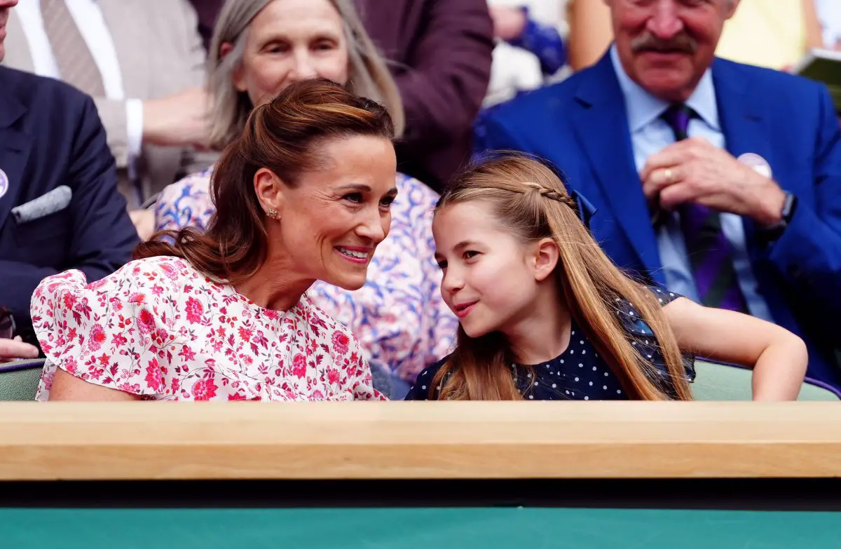 Pippa Matthews e la Principessa Charlotte del Galles assistono alla finale maschile all'All England Lawn Tennis and Croquet Club a Wimbledon il 14 luglio 2024 (Mike Egerton/PA Images/Alamy)