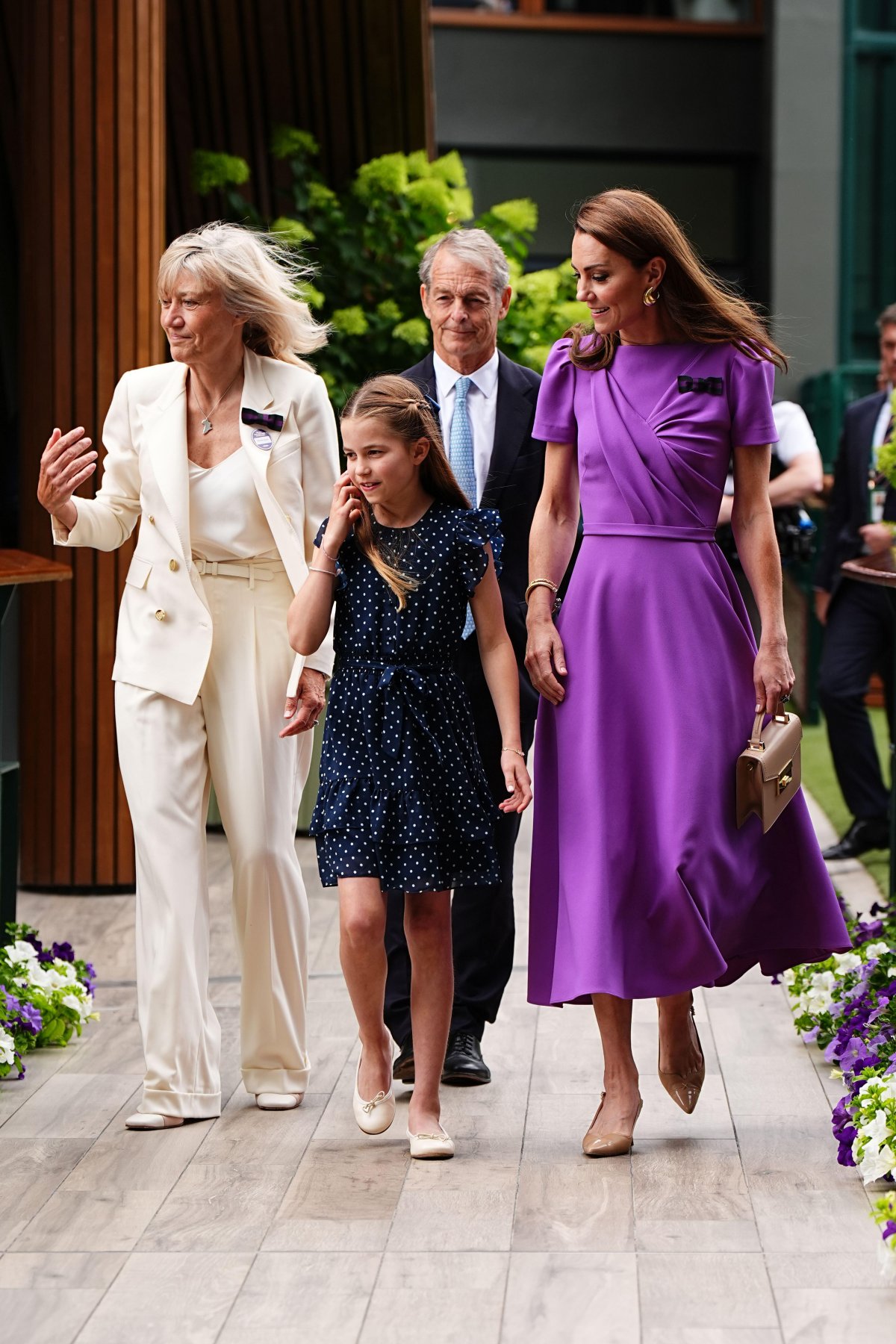 La Principessa del Galles, insieme alla Principessa Charlotte e alla presidentessa del club Debbie Jevans, arriva prima della finale maschile all'All England Lawn Tennis and Croquet Club a Wimbledon il 14 luglio 2024 (Aaron Chown/PA Images/Alamy)