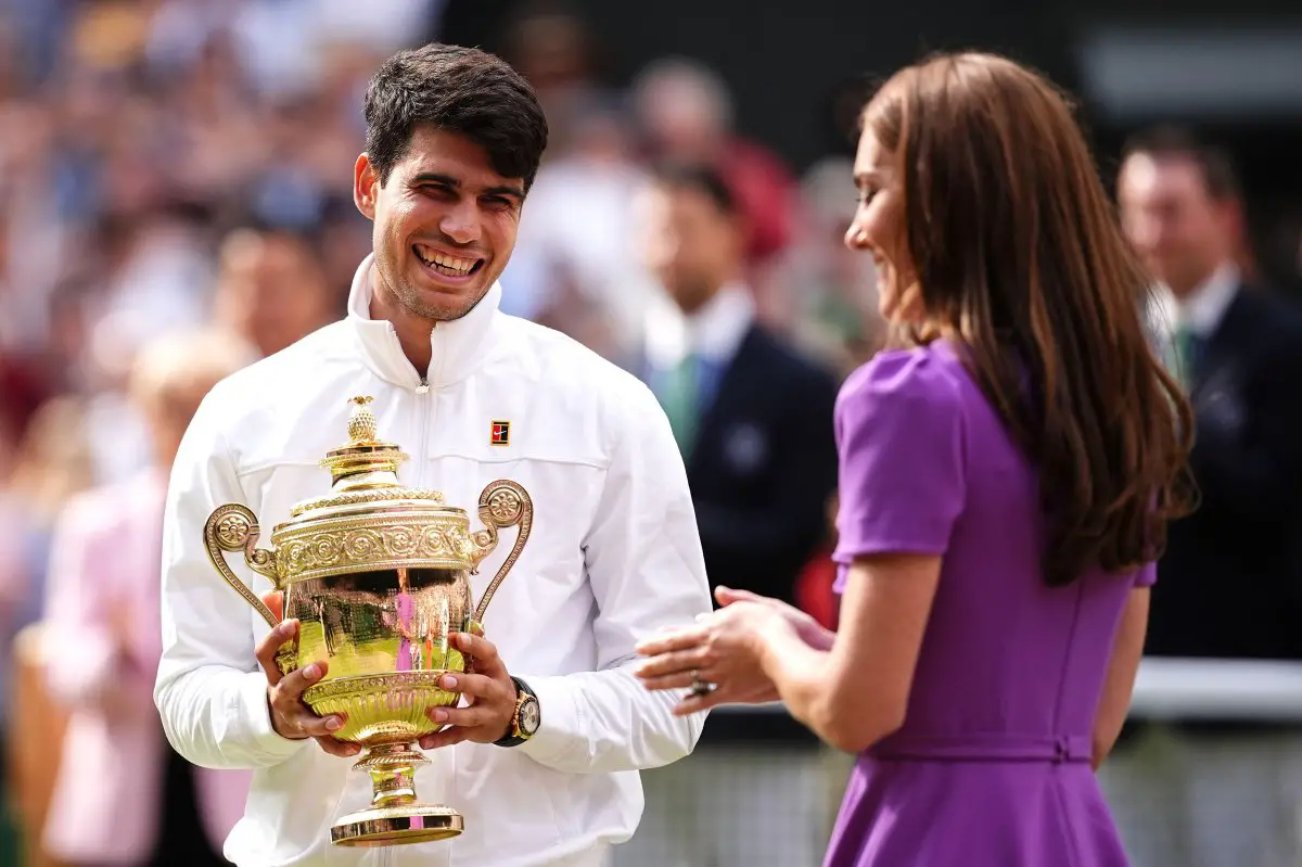 La Principessa del Galles presenta il trofeo al vincitore Carlos Alcaraz dopo la finale maschile a Wimbledon il 14 luglio 2024 (Aaron Chown/PA Images/Alamy)