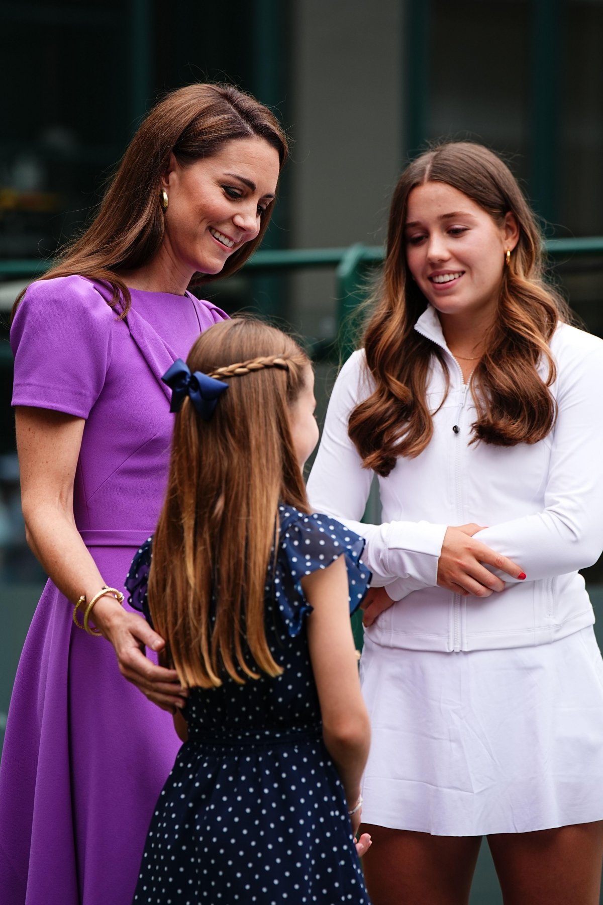 La Principessa del Galles e la Principessa Charlotte incontrano la giovane tennista britannica Flora Johnson prima della finale maschile all'All England Lawn Tennis and Croquet Club a Wimbledon il 14 luglio 2024 (Aaron Chown/PA Images/Alamy)