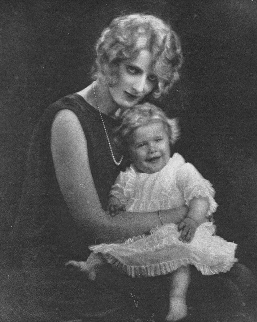 Sonja Keppel Cubitt e sua figlia, Rosalind, 1922 (The Sketch)