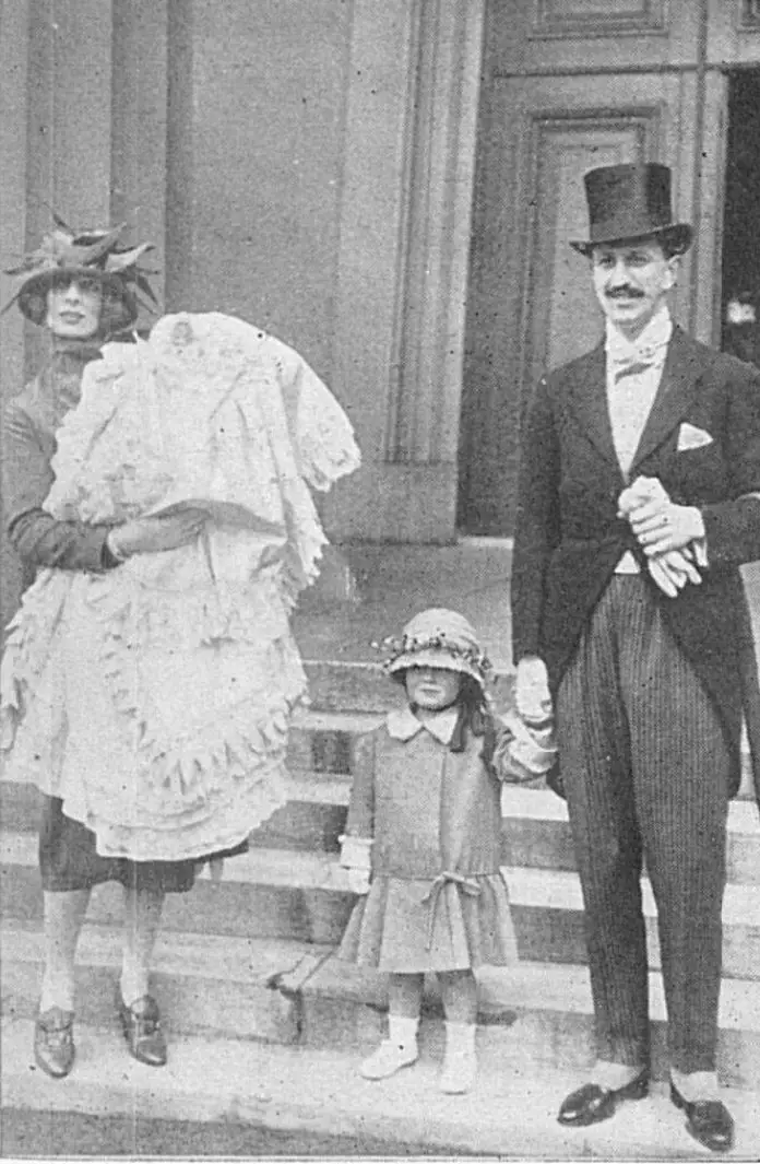 Il Hon. Roland e Sonja Cubitt, con Rosalind e Henry, sono ritratti il giorno del battesimo di Henry a Londra, 1924 (The Sphere)