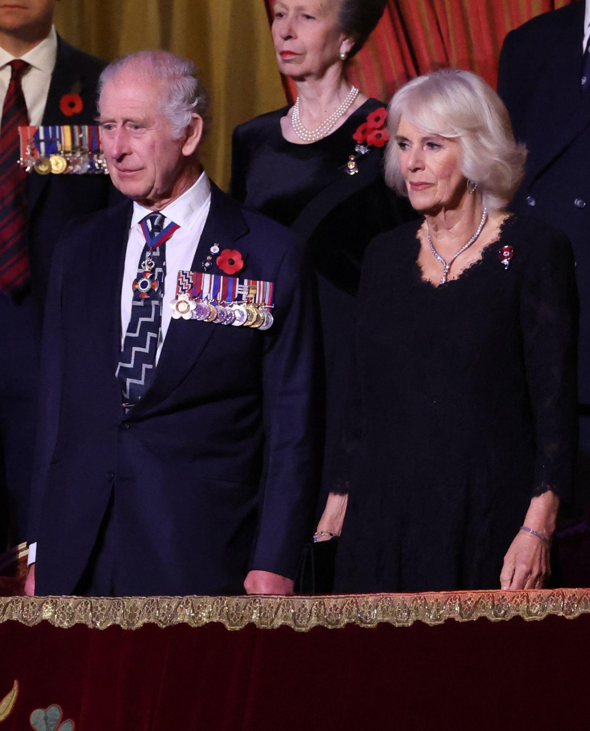 Re Carlo III, la Principessa Reale e la regina Camilla partecipano al Festival della Memoria presso il Royal Albert Hall di Londra l'11 novembre 2023 (Chris Jackson/PA Images/Alamy)