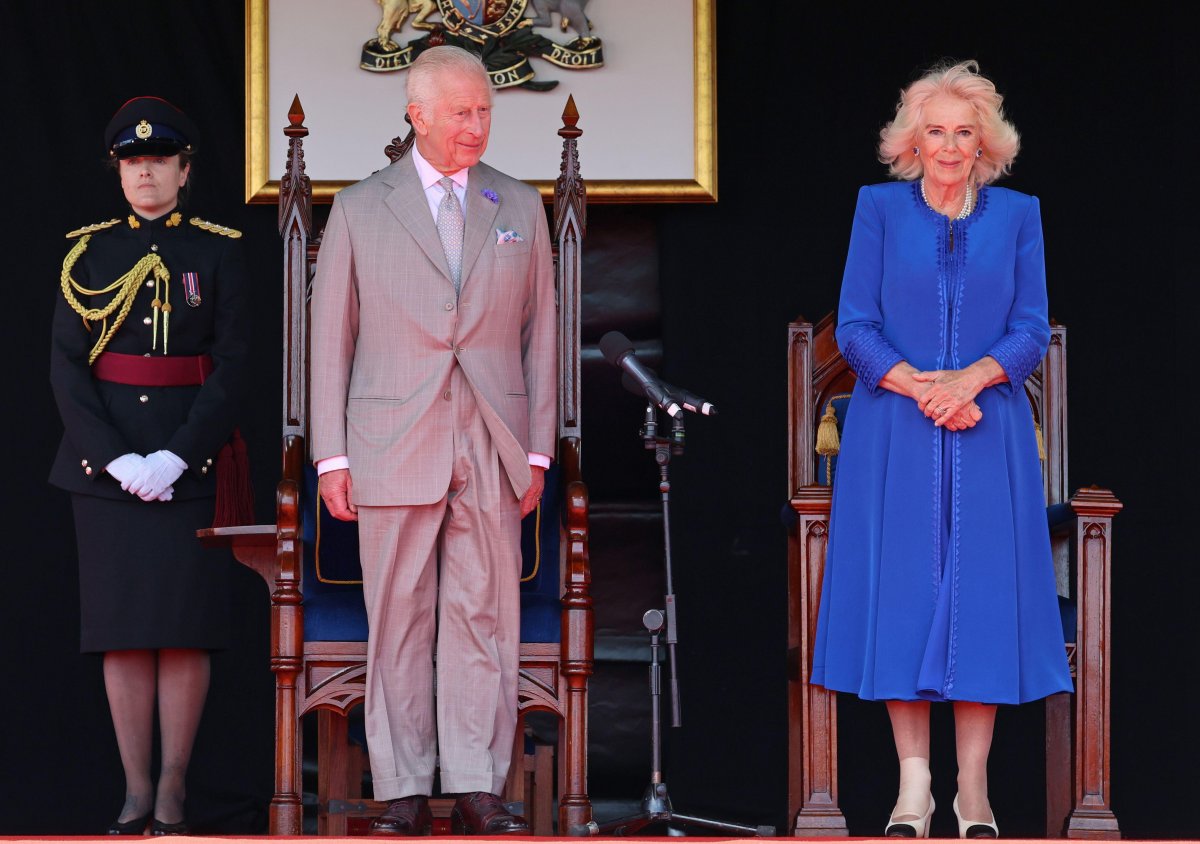 Il re Carlo III e la regina Camilla partecipano a una seduta speciale degli Stati di Deliberazione a Guernsey il 16 luglio 2024 (Chris Jackson/PA Images/Alamy)