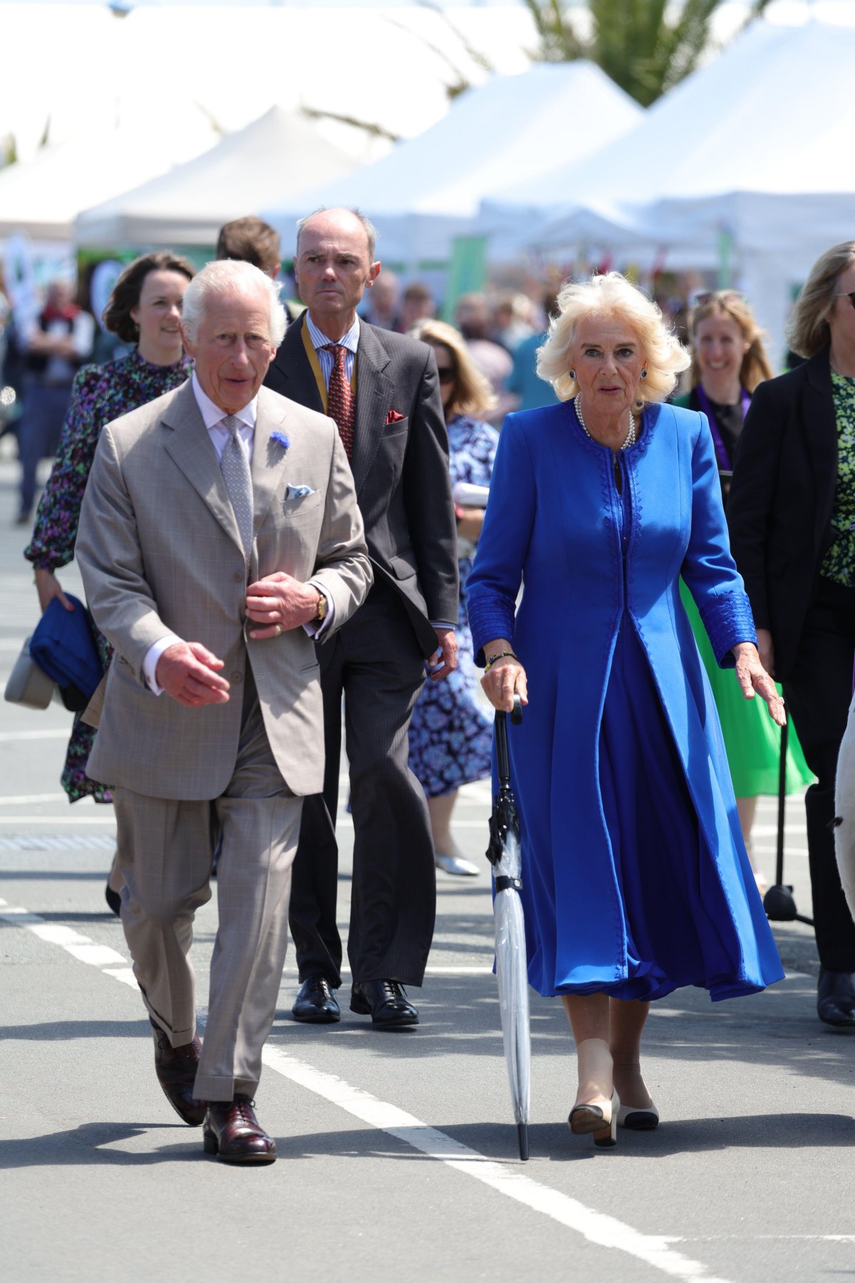 Il re Carlo III e la regina Camilla arrivano a Saint Peter Port a Guernsey il 16 luglio 2024 (Parsons Media/Alamy)