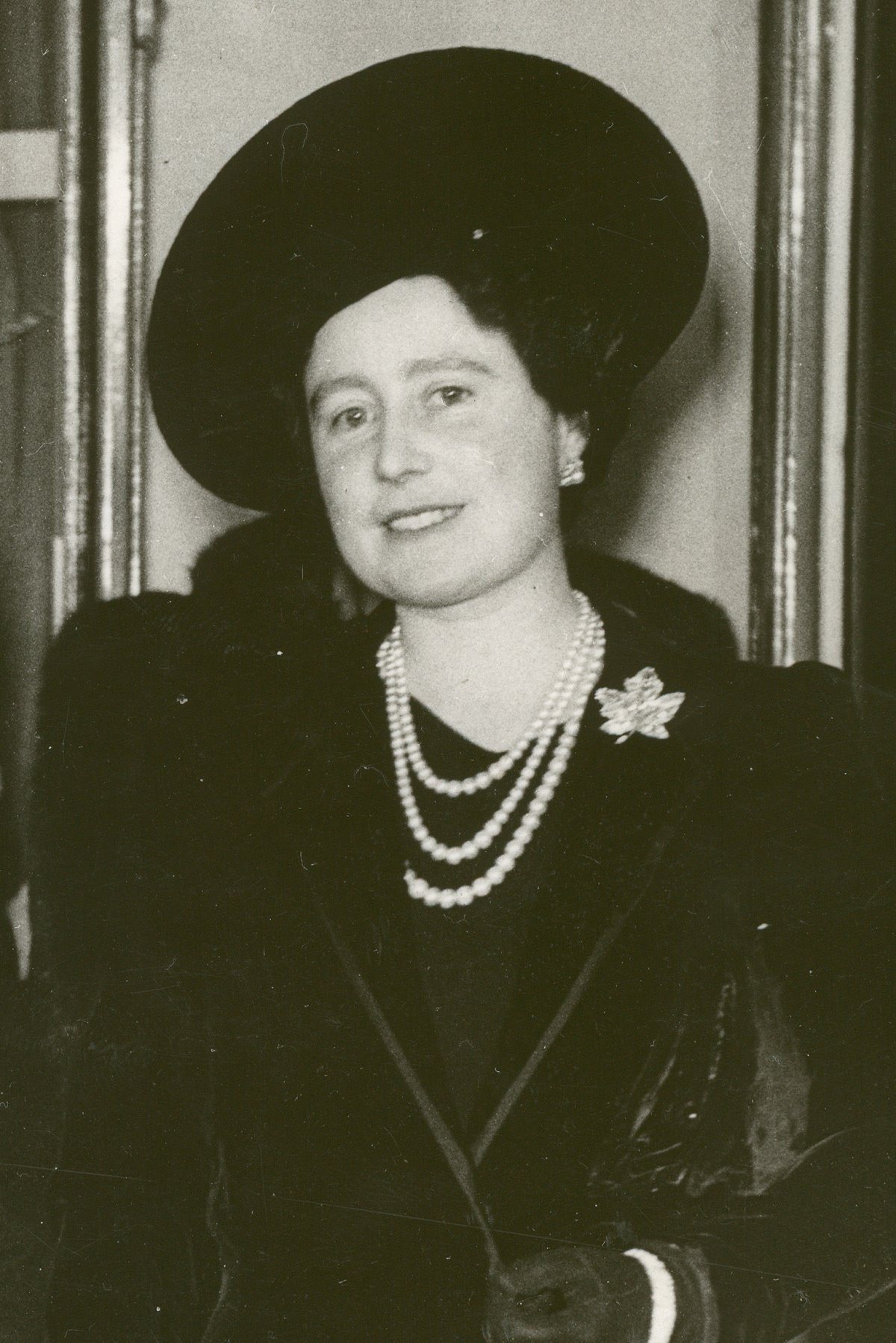 La Regina Elisabetta è ritratta durante la visita di Eleanor Roosevelt a Londra, ottobre 1942 (National Archives and Records Administration/Wikimedia Commons)