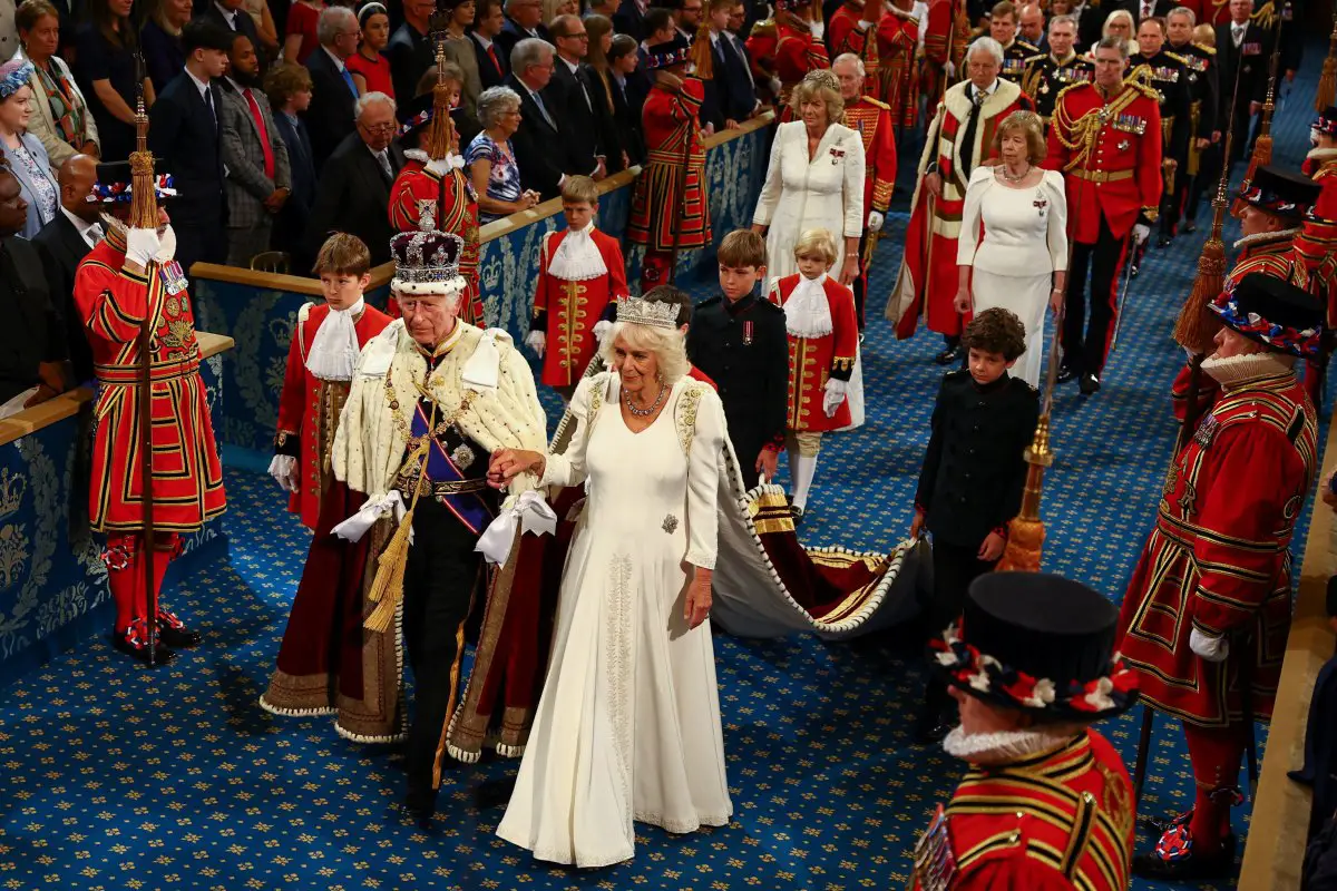 Il re Carlo III e la regina Camilla partecipano all’apertura ufficiale del Parlamento il 17 luglio 2024 (Hannah McKay/PA Images/Alamy)