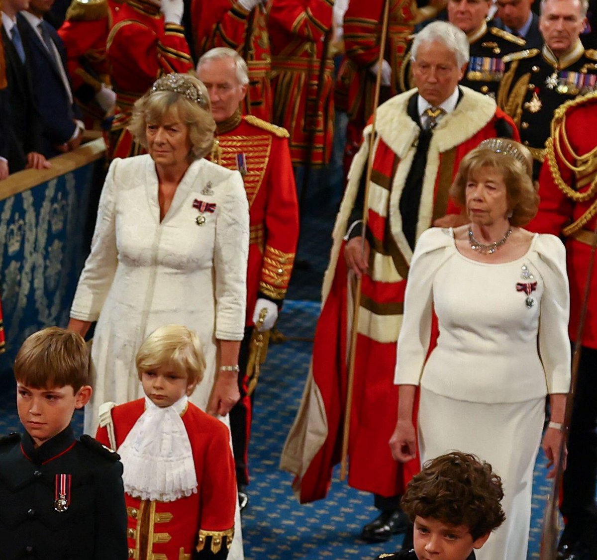 La Marchesa di Landsdowne e Lady Sarah Keswick, compagne della regina, partecipano all’apertura ufficiale del Parlamento il 17 luglio 2024 (Hannah McKay/PA Images/Alamy)