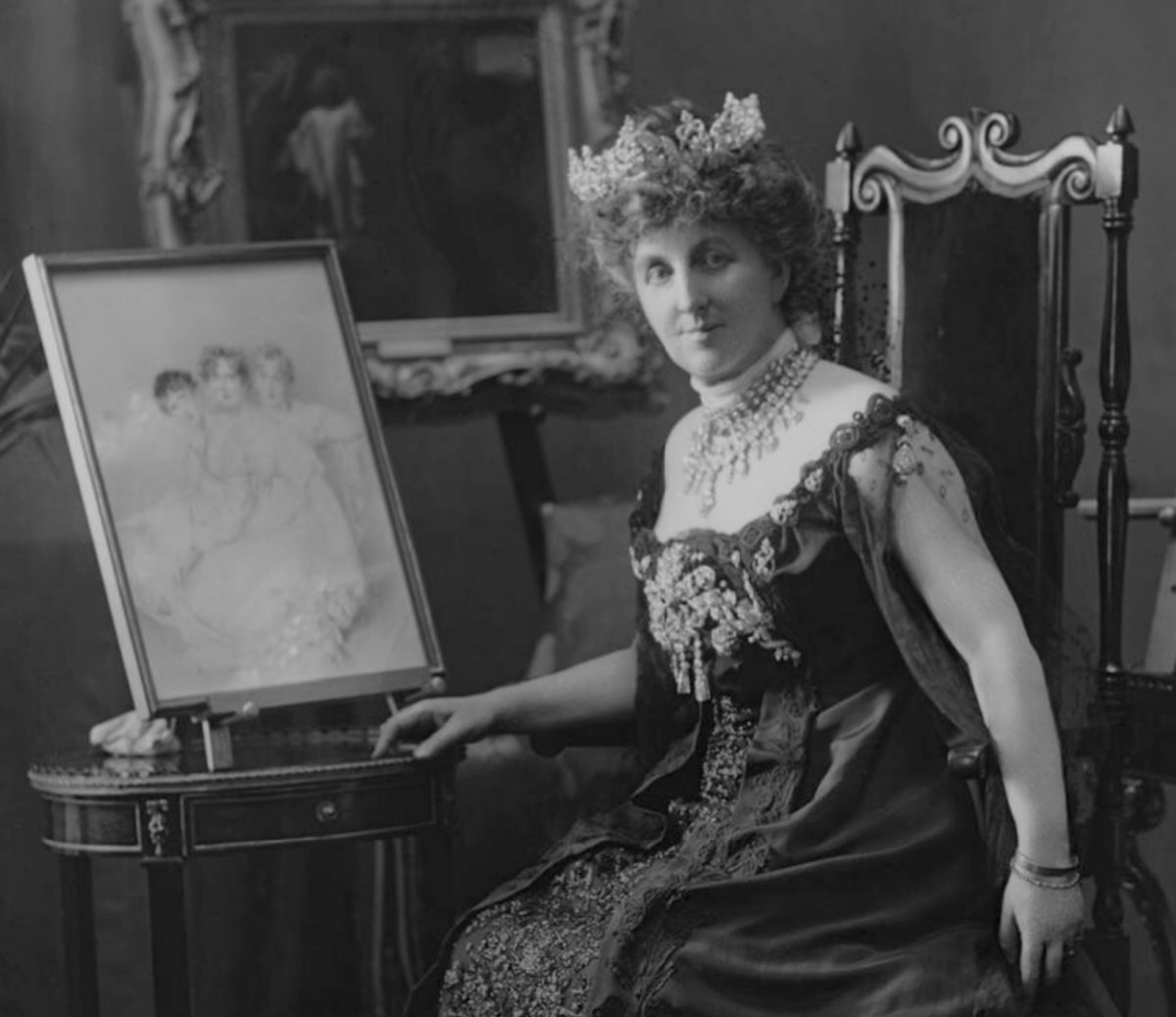 Kathleen Wellesley, Duchessa di Wellington, fotografata da H. Walter Barnett circa 1900 (© National Portrait Gallery, Londra)