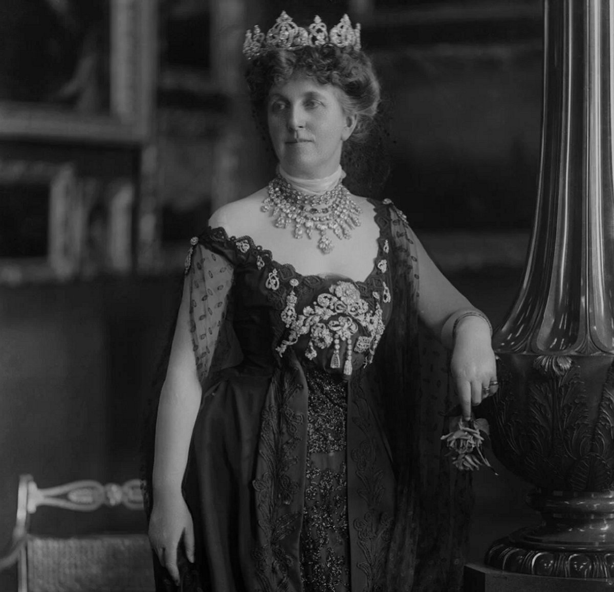 Kathleen Wellesley, Duchessa di Wellington, fotografata da H. Walter Barnett circa 1900 (© National Portrait Gallery, Londra)