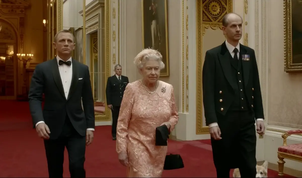 La Regina, con Daniel Craig nei panni di James Bond e il paggio reale Paul Whybrew, appare in 'Happy & Glorious,' un segmento della cerimonia di apertura dei Giochi Olimpici, il 27 luglio 2012 (screencapture)