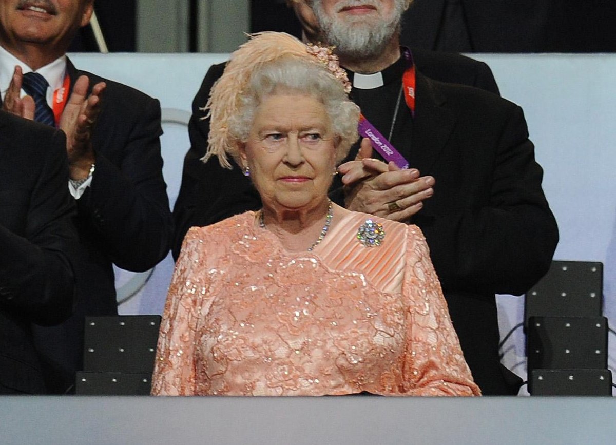 La Regina partecipa alla cerimonia di apertura dei Giochi Olimpici a Londra il 27 luglio 2012 (Owen Humphreys/PA Images/Alamy)