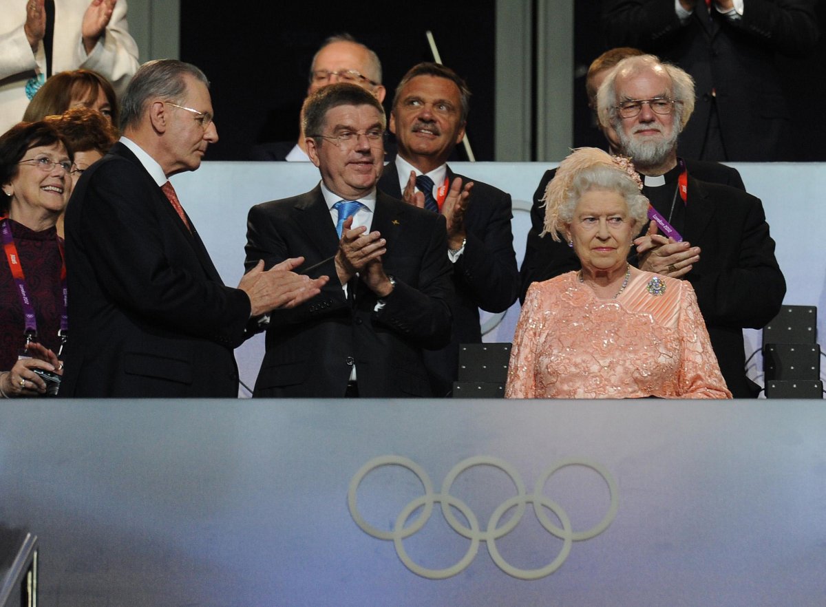 La Regina, con il Presidente del CIO Jacques Rogge, il Presidente del DOSB Thomas Bach e l'arcivescovo di Canterbury, partecipa alla cerimonia di apertura dei Giochi Olimpici a Londra il 27 luglio 2012 (Owen Humphreys/PA Images/Alamy)