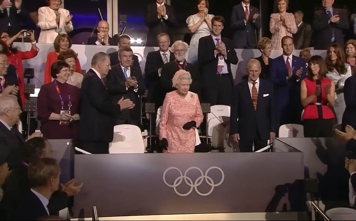 La Regina e il Duca di Edimburgo arrivano durante la cerimonia di apertura dei Giochi Olimpici a Londra il 27 luglio 2012 (screencapture)