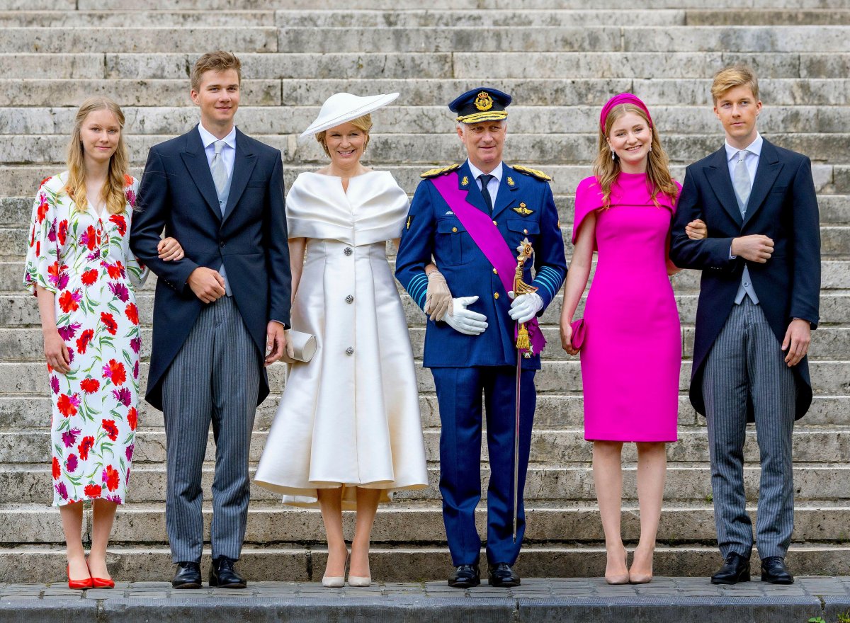 Il Re e la Regina dei Belgi, con la Duchessa di Brabant, il Principe Gabriel, il Principe Emmanuel e la Principessa Eleonore, partecipano a un servizio di Te Deum presso la Cattedrale di San Michele e San Gudula a Bruxelles il 21 luglio 2024 (Albert Nieboer/DPA Picture Alliance/Alamy)