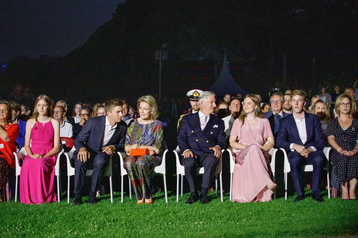 Il Re e la Regina dei Belgi, con la Duchessa di Brabant, il Principe Gabriel, il Principe Emmanuel e la Principessa Eleonore, partecipano a un concerto nel Parc de Bruxelles a Bruxelles il 21 luglio 2024 (HATIM KAGHAT/Belga News Agency/Alamy)