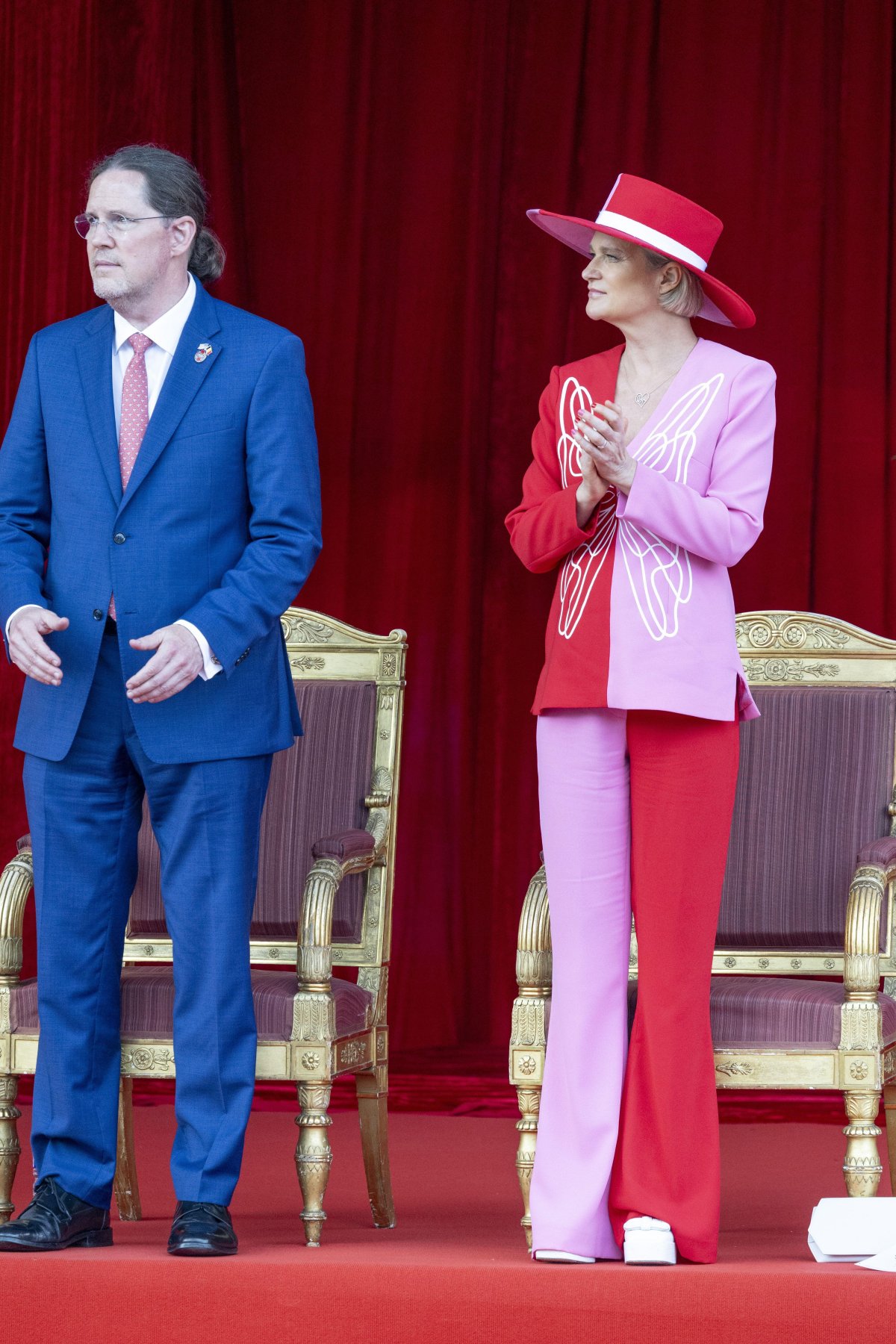 Jim O'Hare e la Principessa Delphine del Belgio partecipano alla parata militare e civile a Bruxelles il 21 luglio 2024 (NICOLAS MAETERLINCK/Belga News Agency/Alamy)