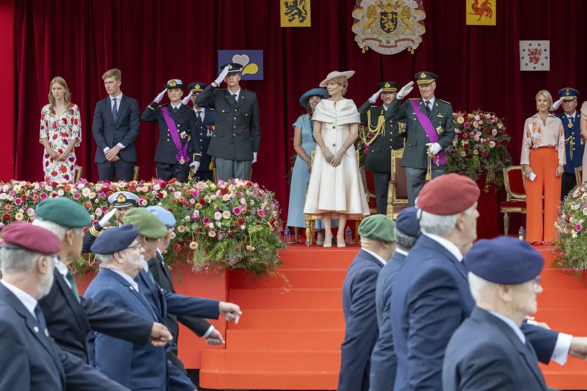 Il Re e la Regina dei Belgi, con la Duchessa di Brabant, il Principe Gabriel, il Principe Emmanuel e la Principessa Eleonore, partecipano alla parata militare e civile a Bruxelles il 21 luglio 2024 (NICOLAS MAETERLINCK/Belga News Agency/Alamy)