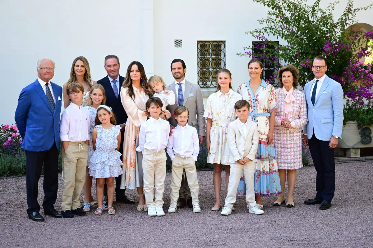 La famiglia reale svedese festeggia il compleanno della Principessa ereditaria Victoria al Palazzo Solliden a Borgholm il 14 luglio 2024 (Jonas Ekströmer/TT News Agency/Alamy)