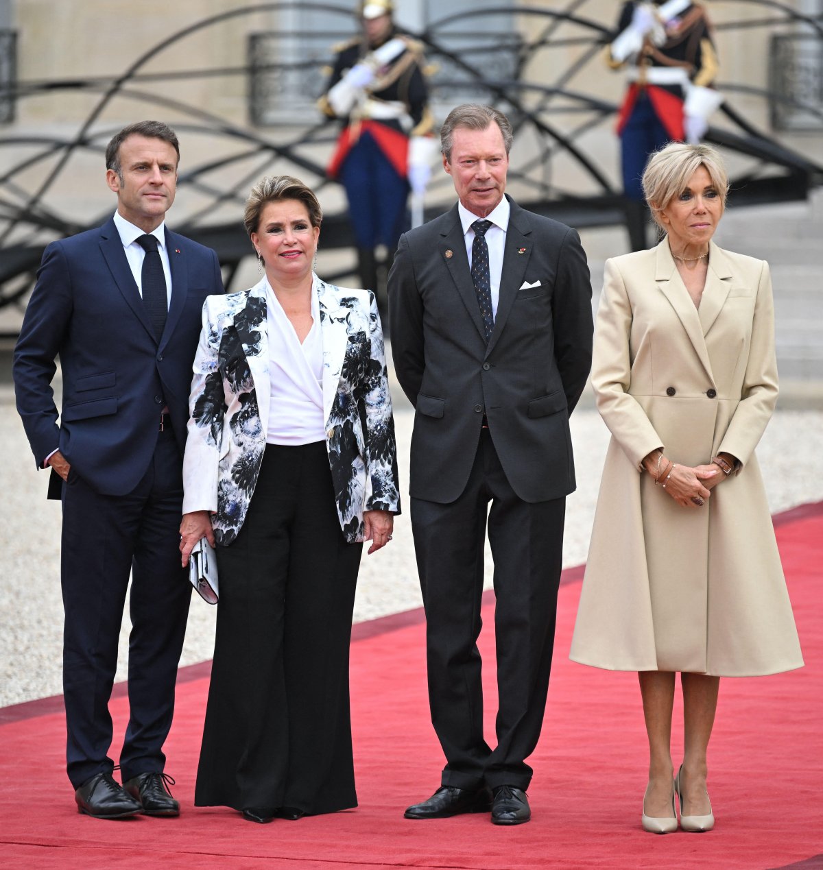 Il Granduca e la Granduchessa di Monaco, insieme al Presidente francese Emmanuel Macron e Brigitte Macron, partecipano a una ricezione al Palazzo dell'Élysée prima della cerimonia di apertura dei Giochi Olimpici Estivi a Parigi il 26 luglio 2024 (Eliot Blondet/Abaca Press/Alamy)