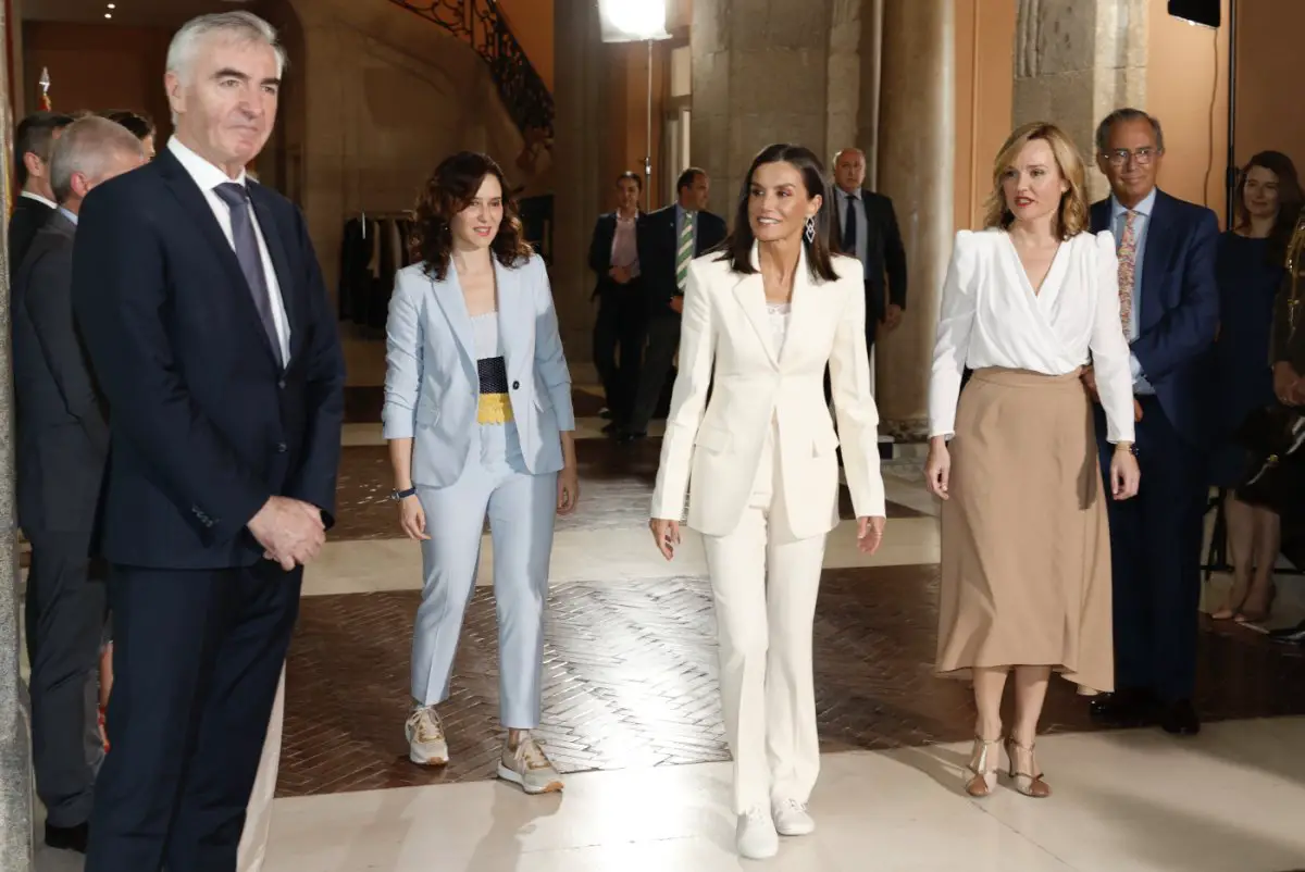 La Regina di Spagna, accompagnata dalla Presidente della Comunità di Madrid, Isabel Díaz Ayuso, e dalla Ministra dell'Istruzione, Formazione Professionale e Sport, María del Pilar Alegría, arriva per la presentazione dei premi SM per la letteratura per ragazzi e giovani adulti il 7 maggio 2024 (Casa di S.M. il Re)